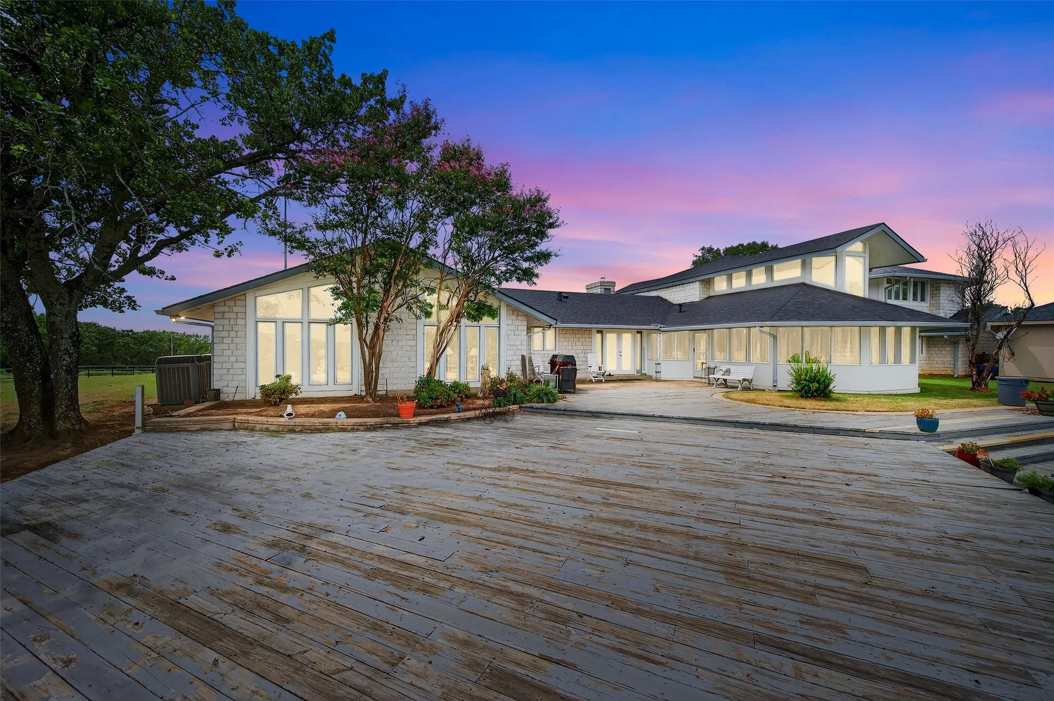 Farm For Sale in Grayson County , 2887 Liberty Road, Gordonville, Texas 76245, 5 Bedroom, 3 Bathroom, 5 Garage spaces, 5,500 Sqft, built in 1990, Preowned, mls#21047375, Real Estate Agent in Gordonville, Homes For Sale in Grayson county, Homes For Sale in Gordonville, Realtor in Gordonville Texas, Real Estate Brokerage Independent Realty Texas, Luminita Cordes Realtor