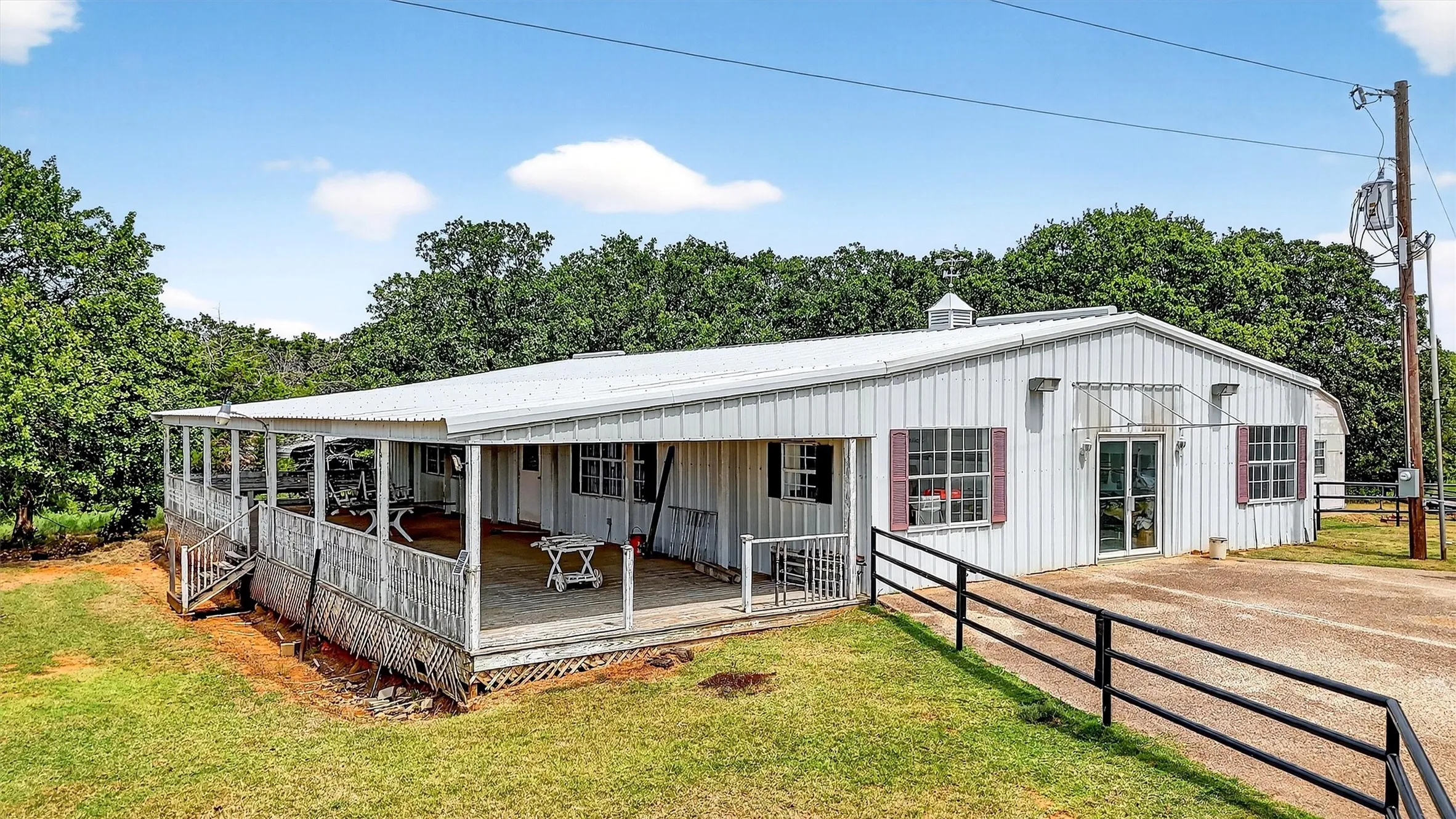 Farm For Sale in Grayson County , 2887 Liberty Road, Gordonville, Texas 76245, 5 Bedroom, 3 Bathroom, 5 Garage spaces, 5,500 Sqft, built in 1990, Preowned, mls#21047375, Real Estate Agent in Gordonville, Homes For Sale in Grayson county, Homes For Sale in Gordonville, Realtor in Gordonville Texas, Real Estate Brokerage Independent Realty Texas, Luminita Cordes Realtor