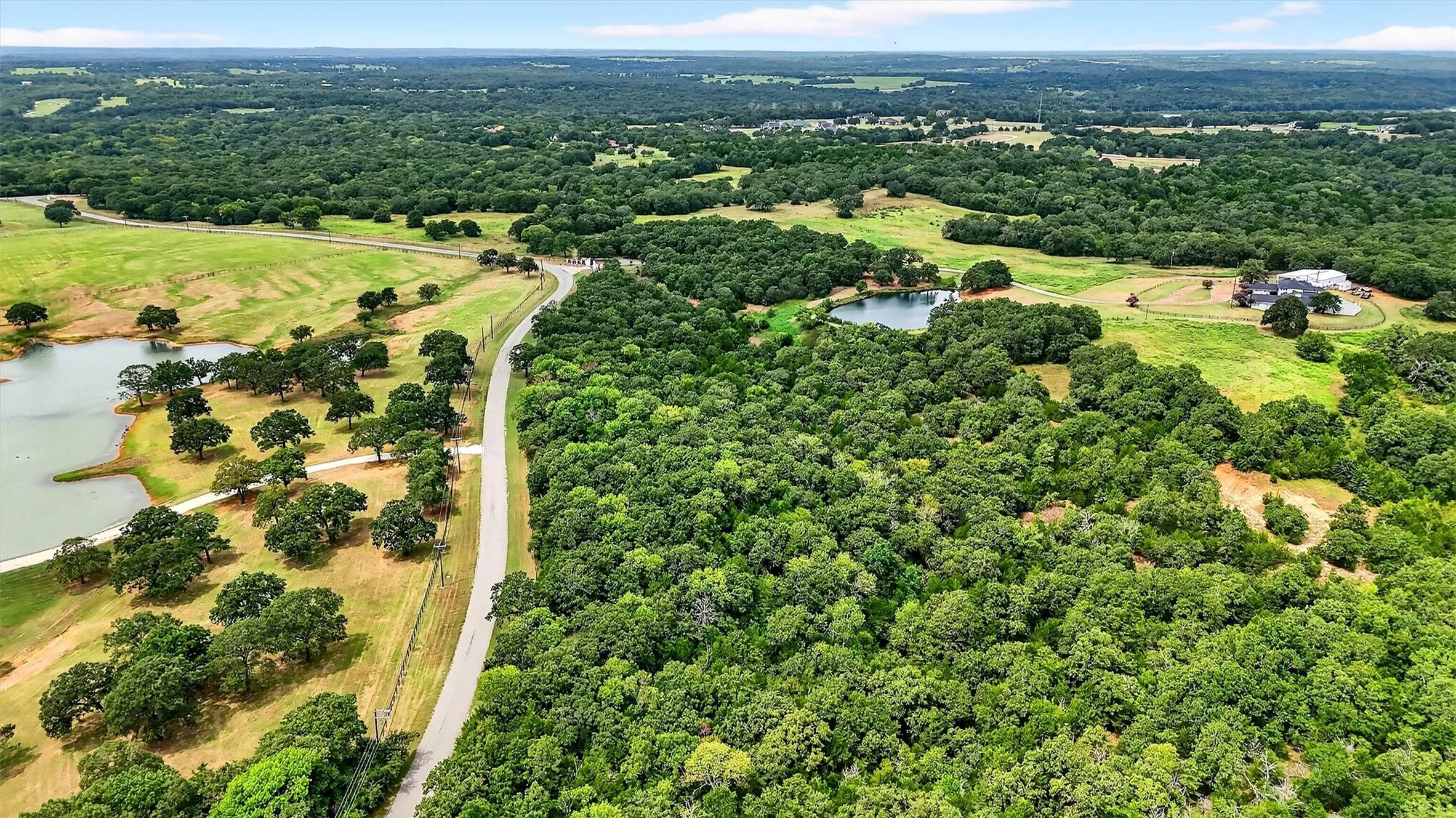 Farm For Sale in Grayson County , 2887 Liberty Road, Gordonville, Texas 76245, 5 Bedroom, 3 Bathroom, 5 Garage spaces, 5,500 Sqft, built in 1990, Preowned, mls#21047375, Real Estate Agent in Gordonville, Homes For Sale in Grayson county, Homes For Sale in Gordonville, Realtor in Gordonville Texas, Real Estate Brokerage Independent Realty Texas, Luminita Cordes Realtor