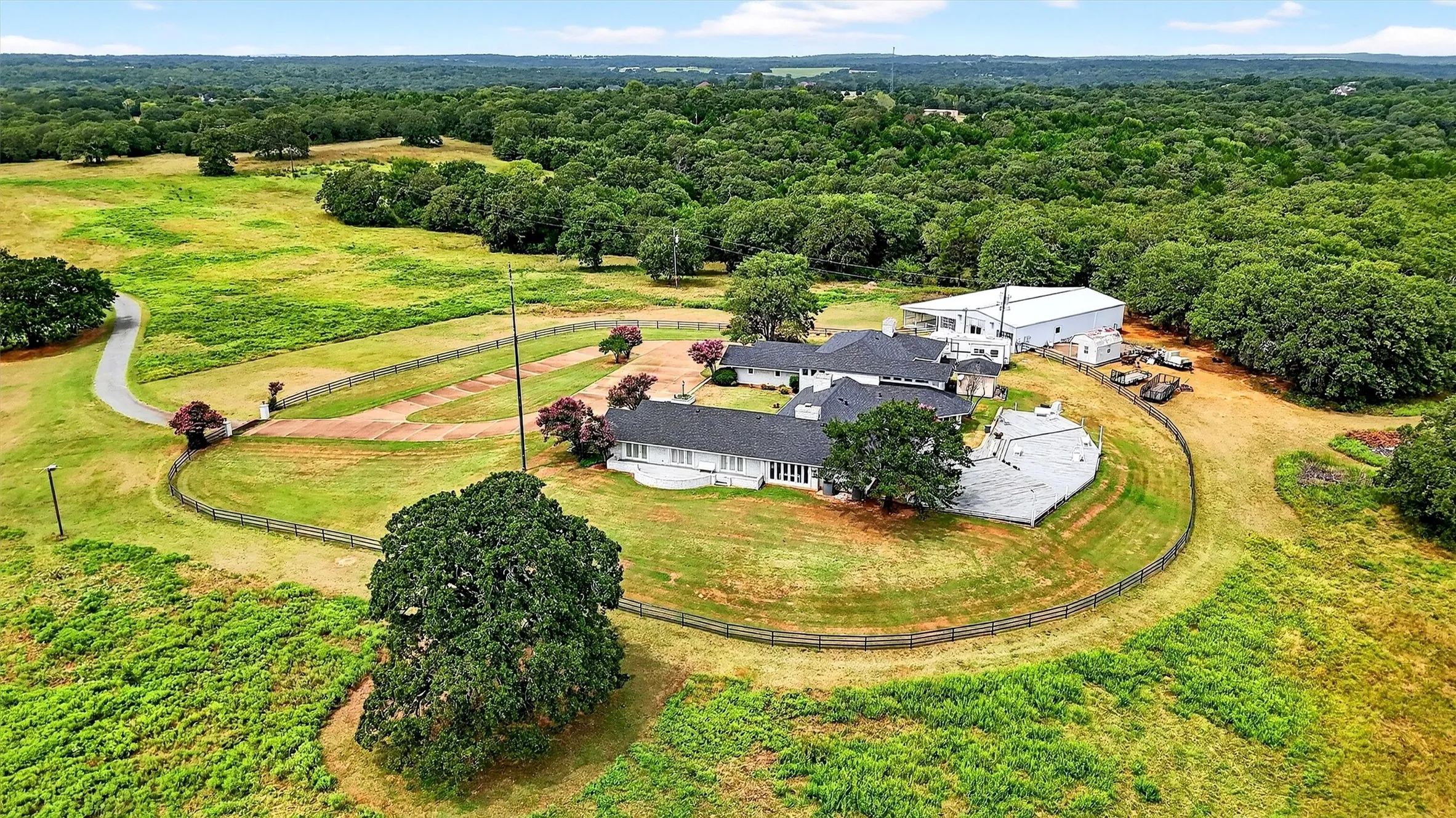 Farm For Sale in Grayson County , 2887 Liberty Road, Gordonville, Texas 76245, 5 Bedroom, 3 Bathroom, 5 Garage spaces, 5,500 Sqft, built in 1990, Preowned, mls#21047375, Real Estate Agent in Gordonville, Homes For Sale in Grayson county, Homes For Sale in Gordonville, Realtor in Gordonville Texas, Real Estate Brokerage Independent Realty Texas, Luminita Cordes Realtor