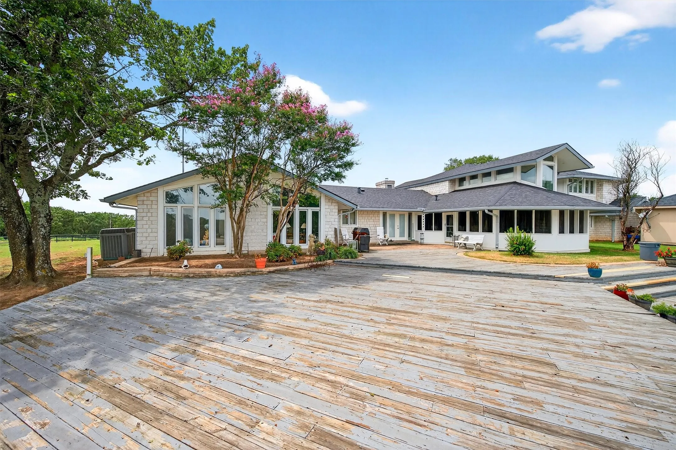 Farm For Sale in Grayson County , 2887 Liberty Road, Gordonville, Texas 76245, 5 Bedroom, 3 Bathroom, 5 Garage spaces, 5,500 Sqft, built in 1990, Preowned, mls#21047375, Real Estate Agent in Gordonville, Homes For Sale in Grayson county, Homes For Sale in Gordonville, Realtor in Gordonville Texas, Real Estate Brokerage Independent Realty Texas, Luminita Cordes Realtor