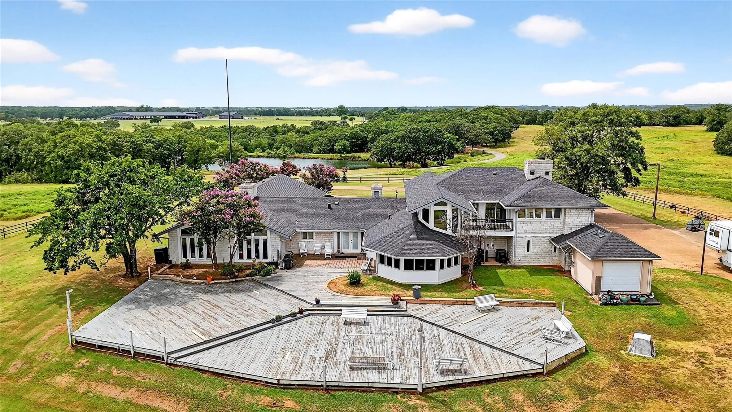 Farm For Sale in Grayson County , 2887 Liberty Road, Gordonville, Texas 76245, 5 Bedroom, 3 Bathroom, 5 Garage spaces, 5,500 Sqft, built in 1990, Preowned, mls#21047375, Real Estate Agent in Gordonville, Homes For Sale in Grayson county, Homes For Sale in Gordonville, Realtor in Gordonville Texas, Real Estate Brokerage Independent Realty Texas, Luminita Cordes Realtor