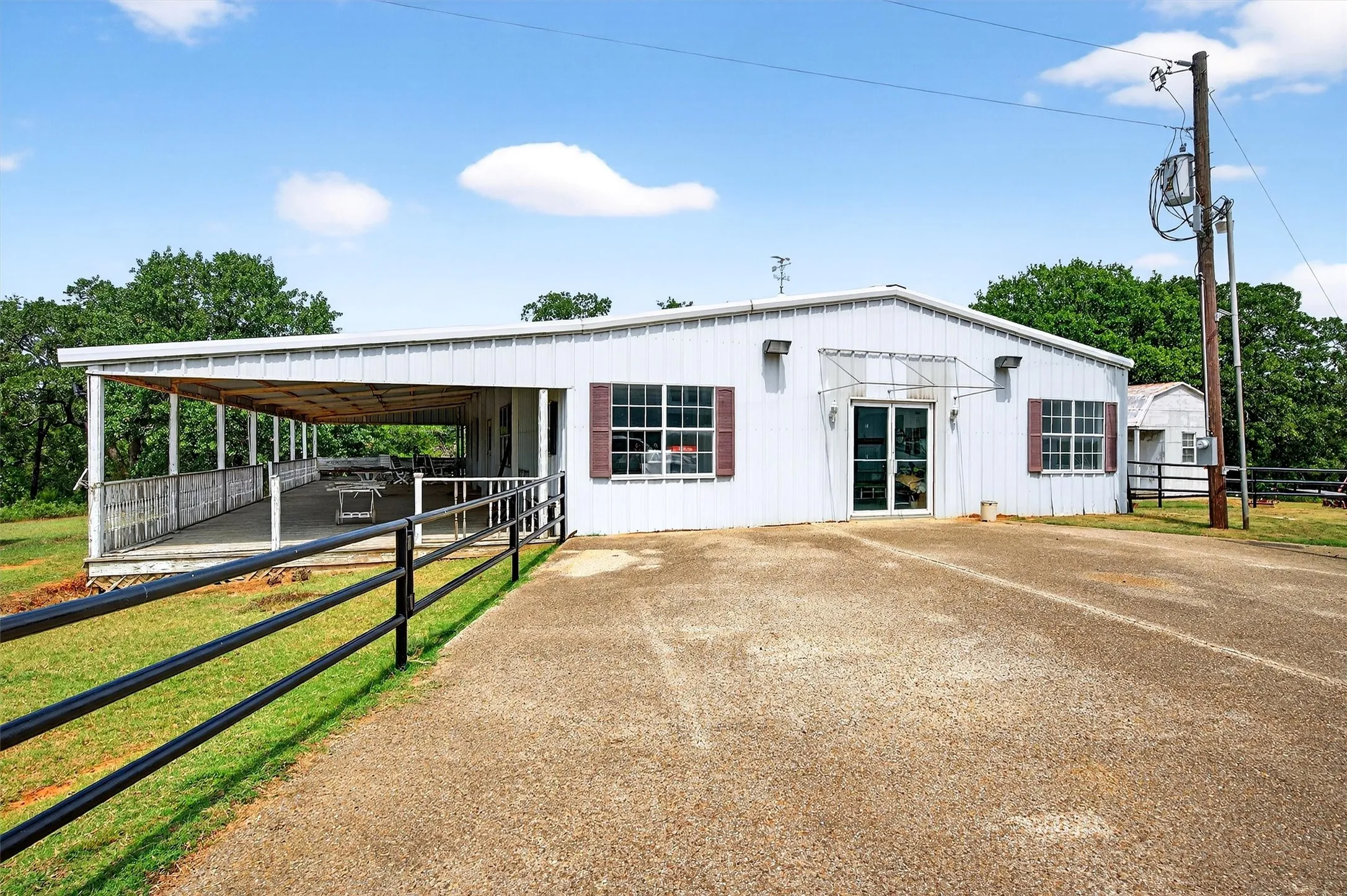 Farm For Sale in Grayson County , 2887 Liberty Road, Gordonville, Texas 76245, 5 Bedroom, 3 Bathroom, 5 Garage spaces, 5,500 Sqft, built in 1990, Preowned, mls#21047375, Real Estate Agent in Gordonville, Homes For Sale in Grayson county, Homes For Sale in Gordonville, Realtor in Gordonville Texas, Real Estate Brokerage Independent Realty Texas, Luminita Cordes Realtor