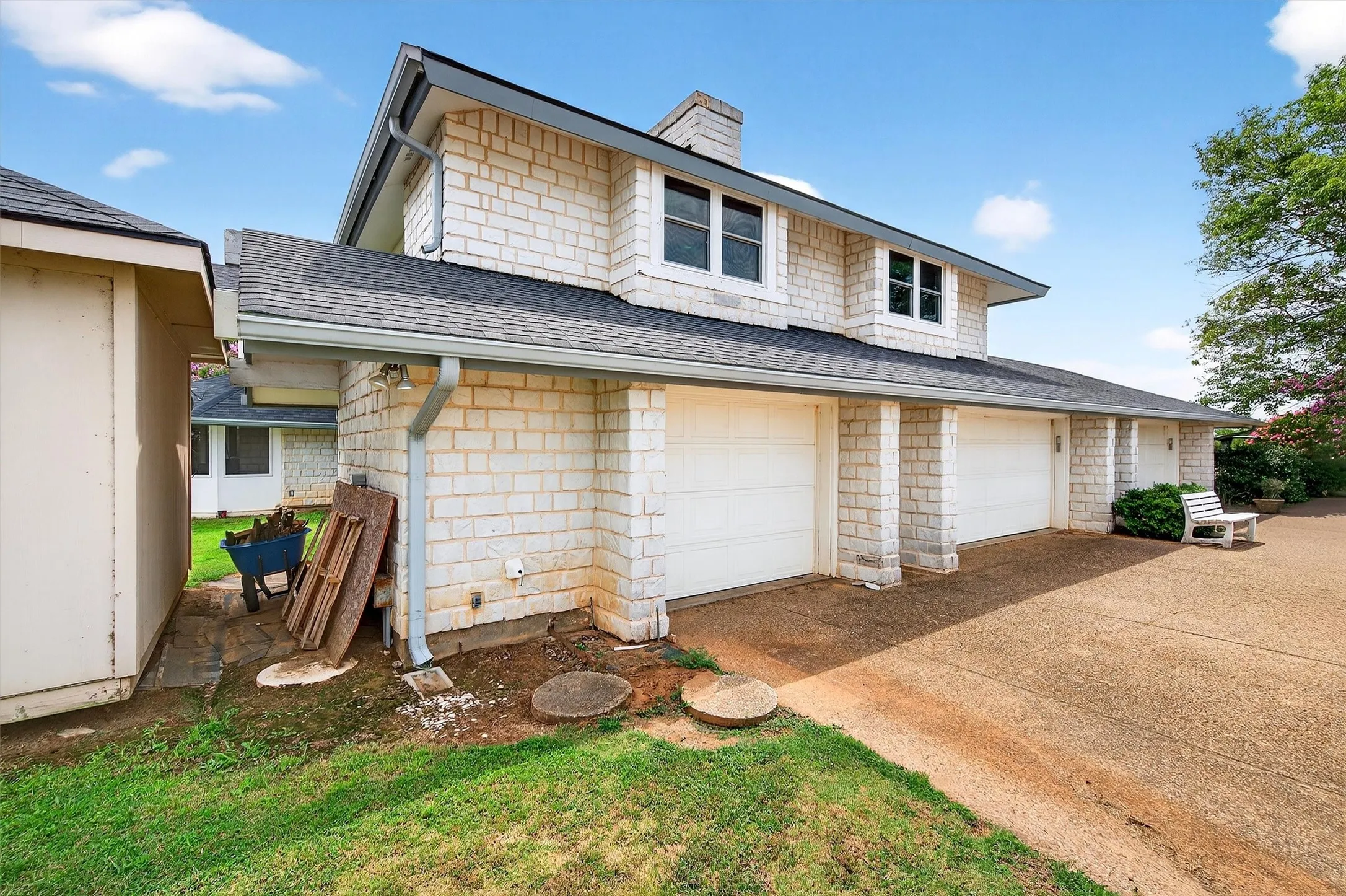 Farm For Sale in Grayson County , 2887 Liberty Road, Gordonville, Texas 76245, 5 Bedroom, 3 Bathroom, 5 Garage spaces, 5,500 Sqft, built in 1990, Preowned, mls#21047375, Real Estate Agent in Gordonville, Homes For Sale in Grayson county, Homes For Sale in Gordonville, Realtor in Gordonville Texas, Real Estate Brokerage Independent Realty Texas, Luminita Cordes Realtor