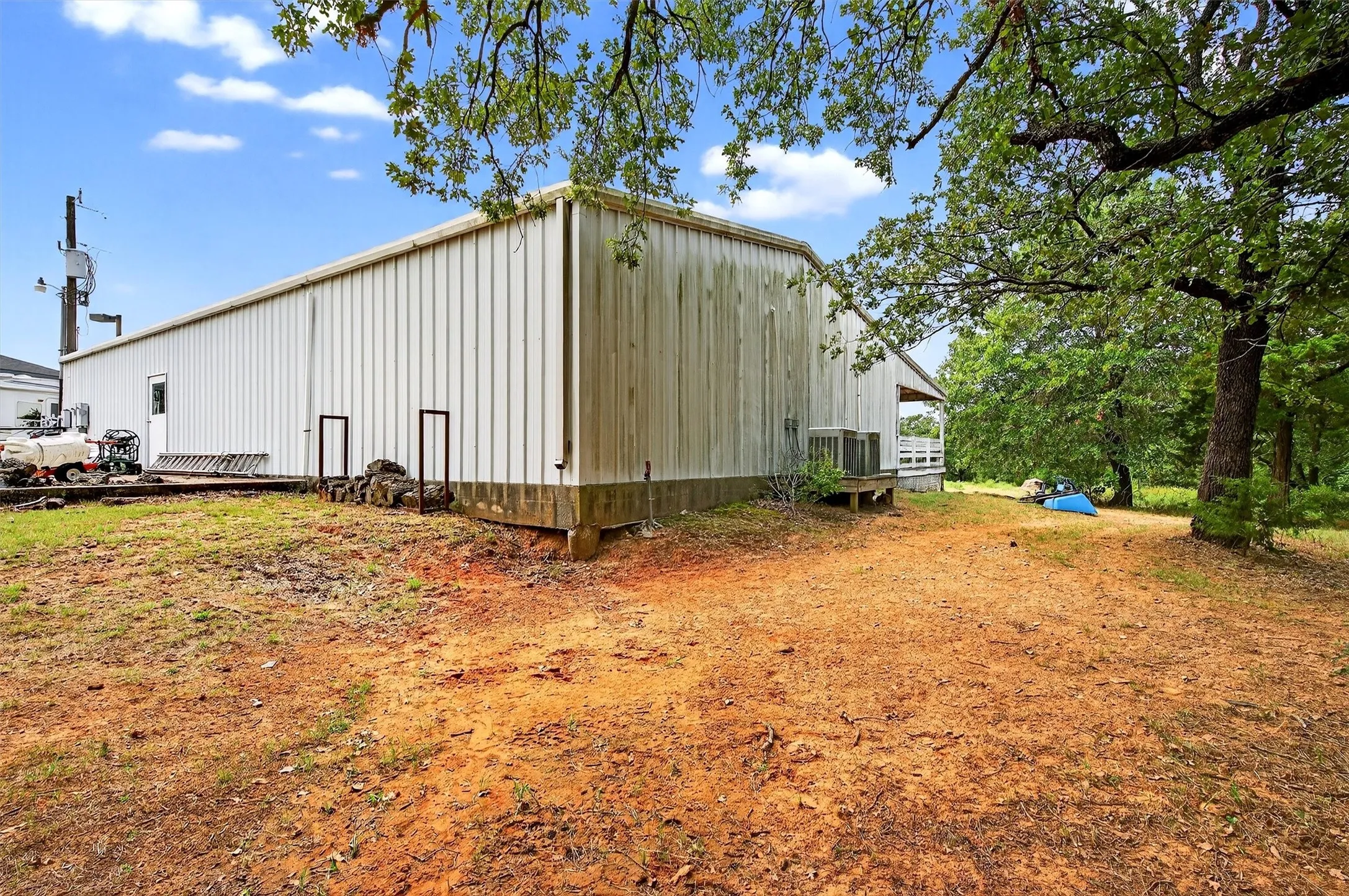 Farm For Sale in Grayson County , 2887 Liberty Road, Gordonville, Texas 76245, 5 Bedroom, 3 Bathroom, 5 Garage spaces, 5,500 Sqft, built in 1990, Preowned, mls#21047375, Real Estate Agent in Gordonville, Homes For Sale in Grayson county, Homes For Sale in Gordonville, Realtor in Gordonville Texas, Real Estate Brokerage Independent Realty Texas, Luminita Cordes Realtor