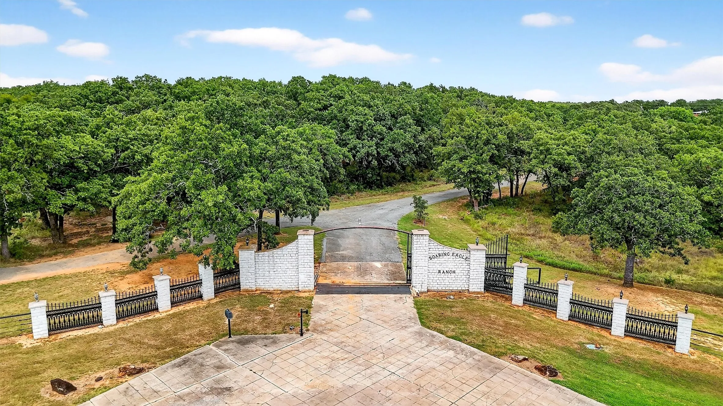 Farm For Sale in Grayson County , 2887 Liberty Road, Gordonville, Texas 76245, 5 Bedroom, 3 Bathroom, 5 Garage spaces, 5,500 Sqft, built in 1990, Preowned, mls#21047375, Real Estate Agent in Gordonville, Homes For Sale in Grayson county, Homes For Sale in Gordonville, Realtor in Gordonville Texas, Real Estate Brokerage Independent Realty Texas, Luminita Cordes Realtor