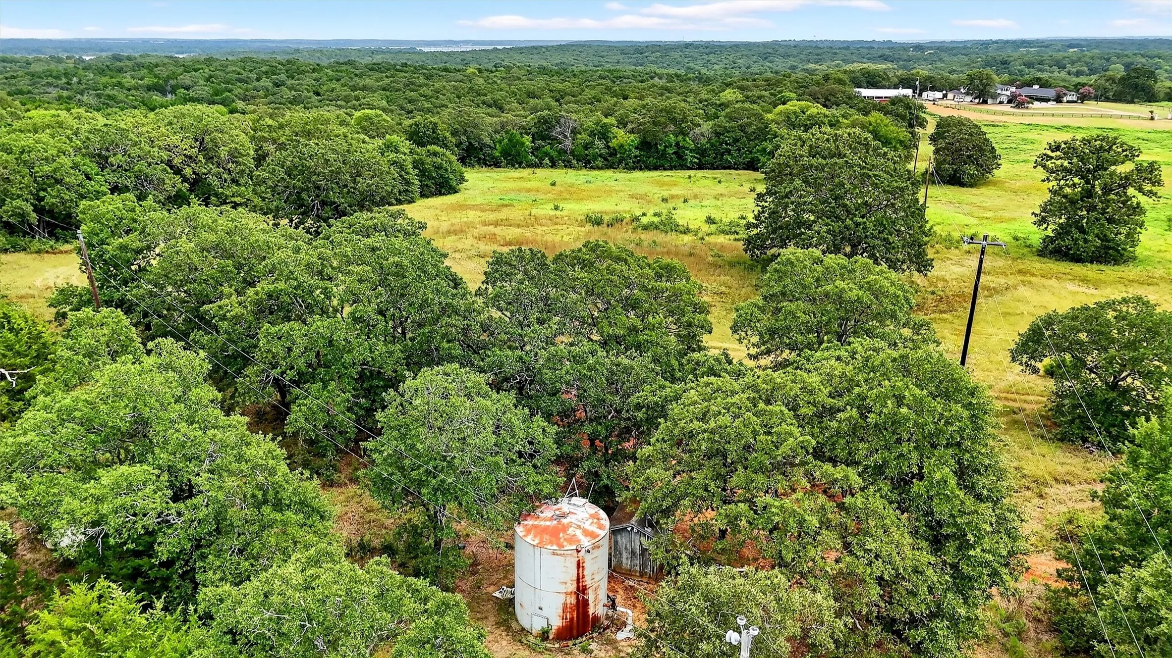Farm For Sale in Grayson County , 2887 Liberty Road, Gordonville, Texas 76245, 5 Bedroom, 3 Bathroom, 5 Garage spaces, 5,500 Sqft, built in 1990, Preowned, mls#21047375, Real Estate Agent in Gordonville, Homes For Sale in Grayson county, Homes For Sale in Gordonville, Realtor in Gordonville Texas, Real Estate Brokerage Independent Realty Texas, Luminita Cordes Realtor