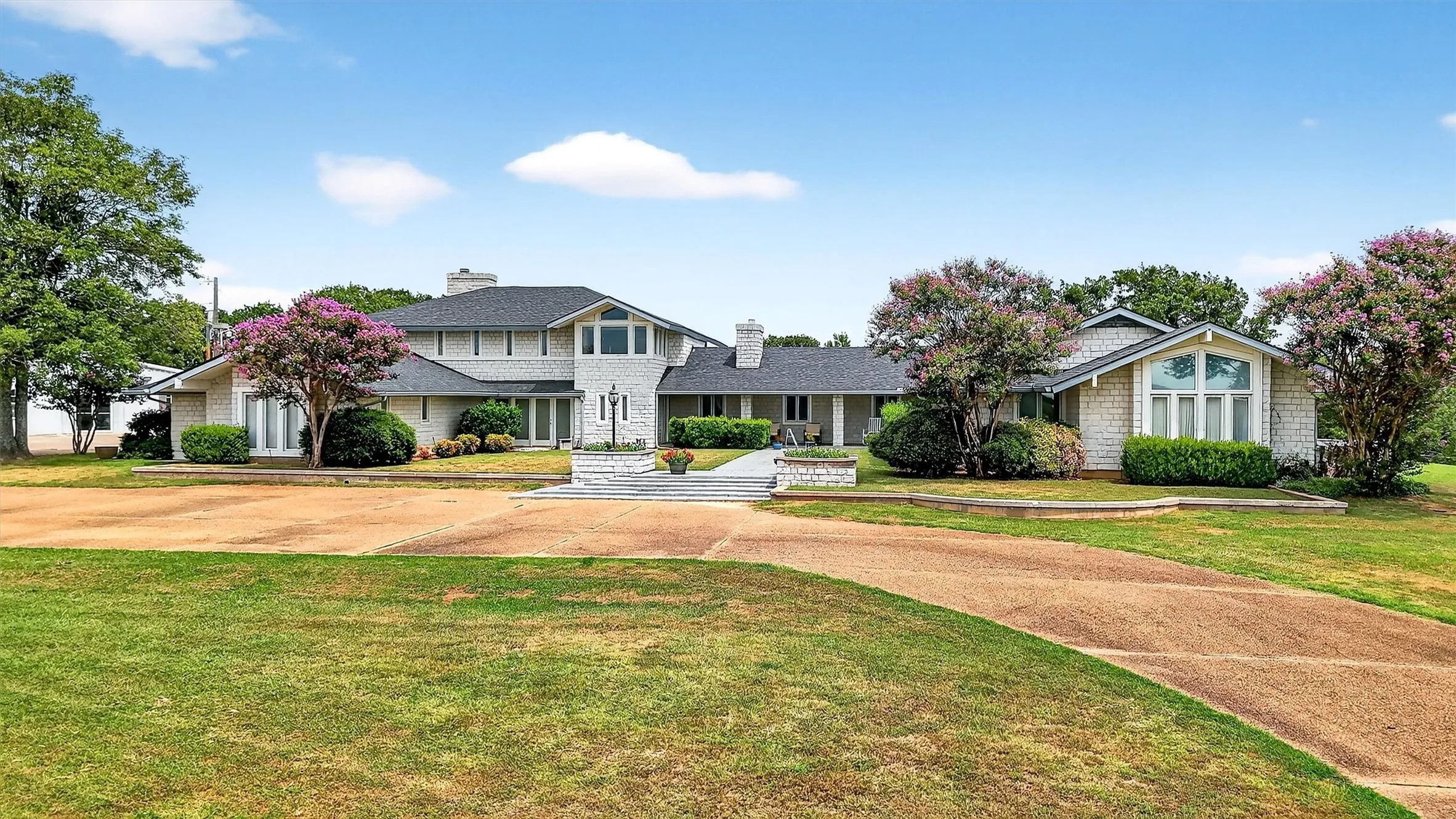 Farm For Sale in Grayson County , 2887 Liberty Road, Gordonville, Texas 76245, 5 Bedroom, 3 Bathroom, 5 Garage spaces, 5,500 Sqft, built in 1990, Preowned, mls#21047375, Real Estate Agent in Gordonville, Homes For Sale in Grayson county, Homes For Sale in Gordonville, Realtor in Gordonville Texas, Real Estate Brokerage Independent Realty Texas, Luminita Cordes Realtor