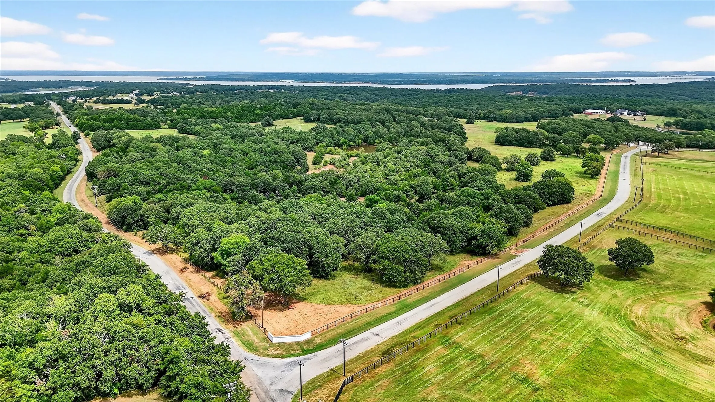 Farm For Sale in Grayson County , 2887 Liberty Road, Gordonville, Texas 76245, 5 Bedroom, 3 Bathroom, 5 Garage spaces, 5,500 Sqft, built in 1990, Preowned, mls#21047375, Real Estate Agent in Gordonville, Homes For Sale in Grayson county, Homes For Sale in Gordonville, Realtor in Gordonville Texas, Real Estate Brokerage Independent Realty Texas, Luminita Cordes Realtor
