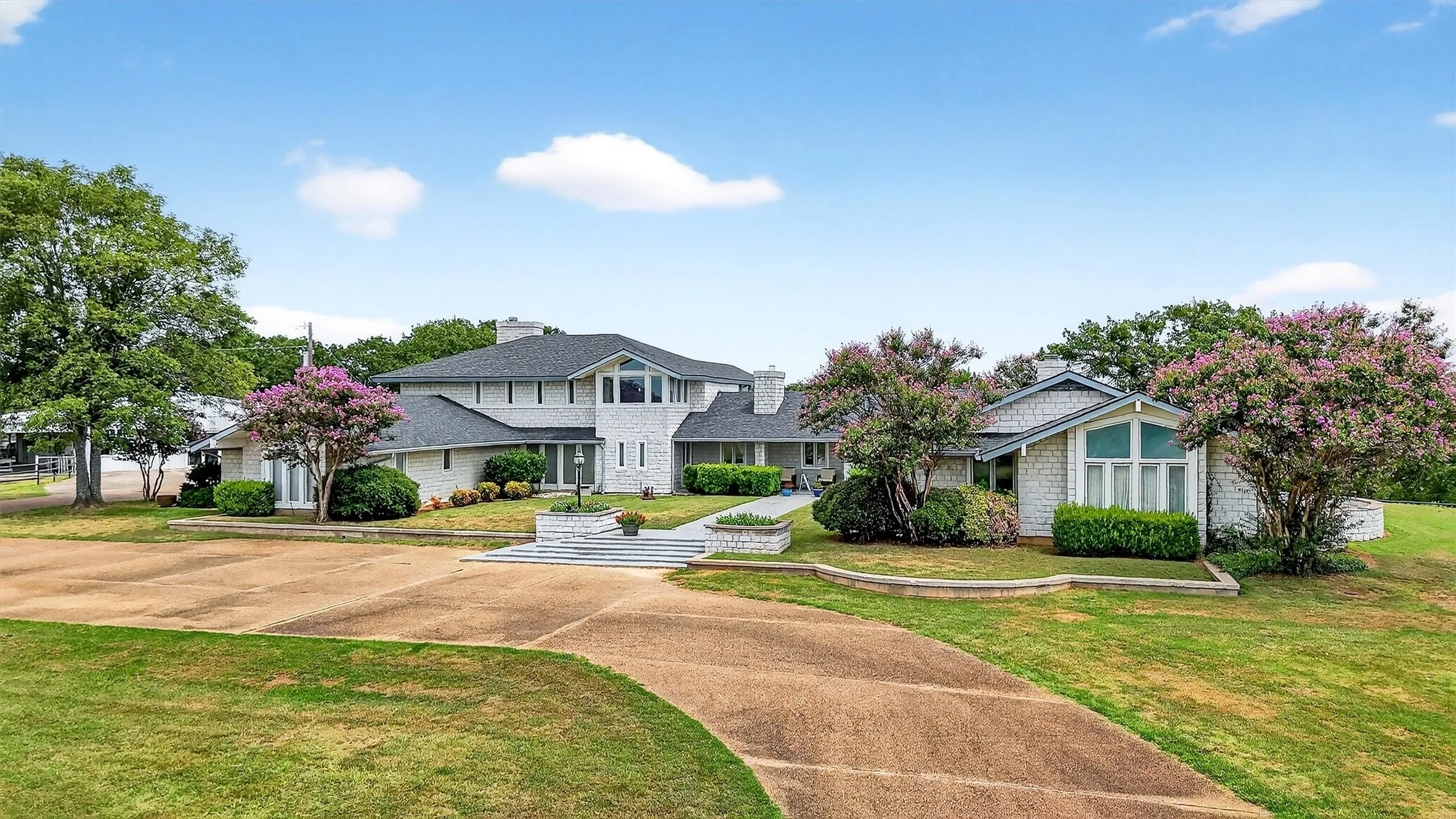 Farm For Sale in Grayson County , 2887 Liberty Road, Gordonville, Texas 76245, 5 Bedroom, 3 Bathroom, 5 Garage spaces, 5,500 Sqft, built in 1990, Preowned, mls#21047375, Real Estate Agent in Gordonville, Homes For Sale in Grayson county, Homes For Sale in Gordonville, Realtor in Gordonville Texas, Real Estate Brokerage Independent Realty Texas, Luminita Cordes Realtor