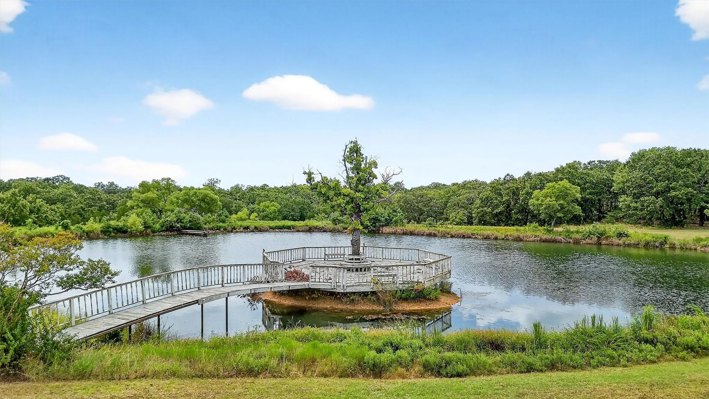 Farm For Sale in Grayson County , 2887 Liberty Road, Gordonville, Texas 76245, 5 Bedroom, 3 Bathroom, 5 Garage spaces, 5,500 Sqft, built in 1990, Preowned, mls#21047375, Real Estate Agent in Gordonville, Homes For Sale in Grayson county, Homes For Sale in Gordonville, Realtor in Gordonville Texas, Real Estate Brokerage Independent Realty Texas, Luminita Cordes Realtor
