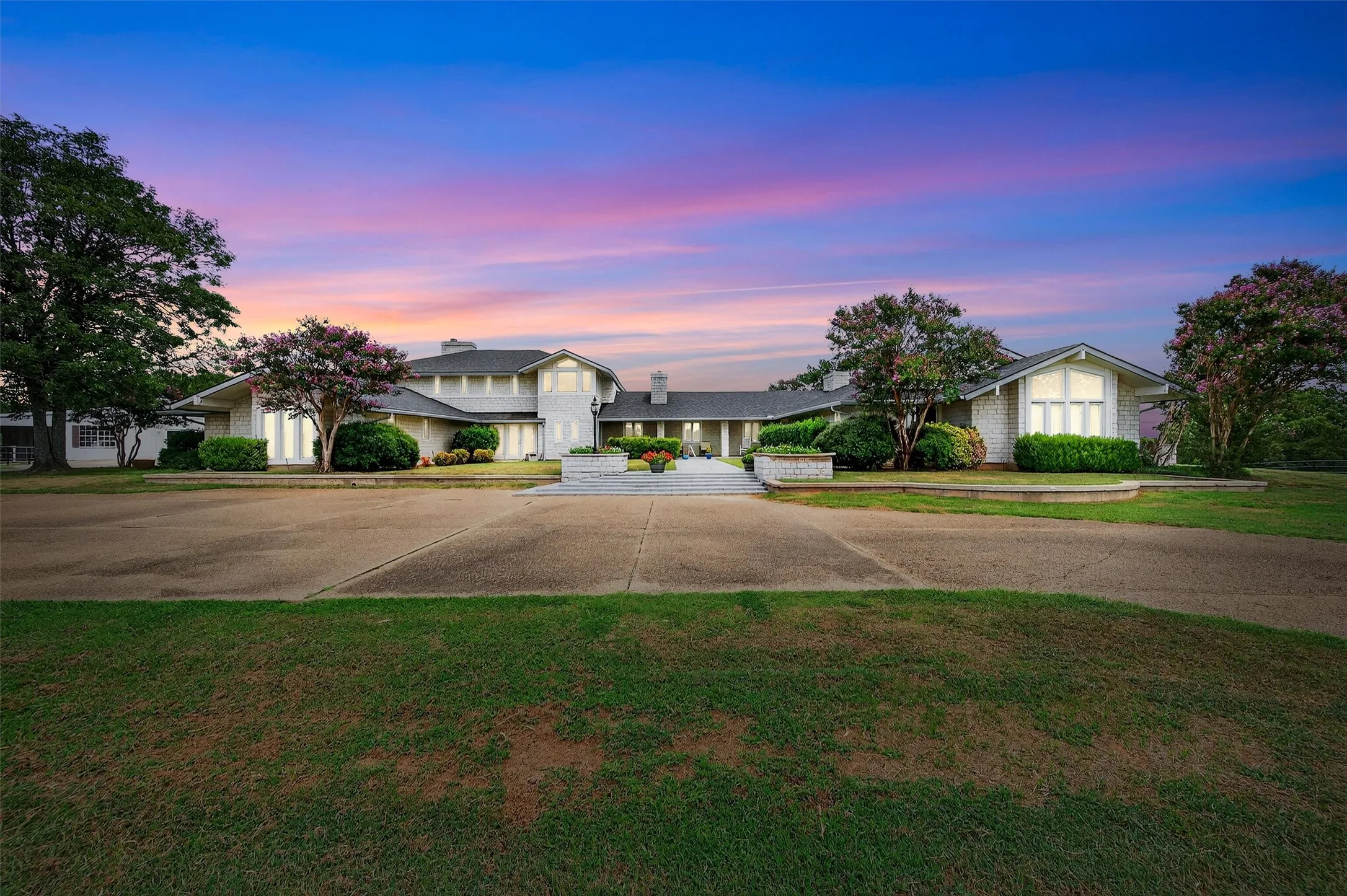 Farm For Sale in Grayson County , 2887 Liberty Road, Gordonville, Texas 76245, 5 Bedroom, 3 Bathroom, 5 Garage spaces, 5,500 Sqft, built in 1990, Preowned, mls#21047375, Real Estate Agent in Gordonville, Homes For Sale in Grayson county, Homes For Sale in Gordonville, Realtor in Gordonville Texas, Real Estate Brokerage Independent Realty Texas, Luminita Cordes Realtor