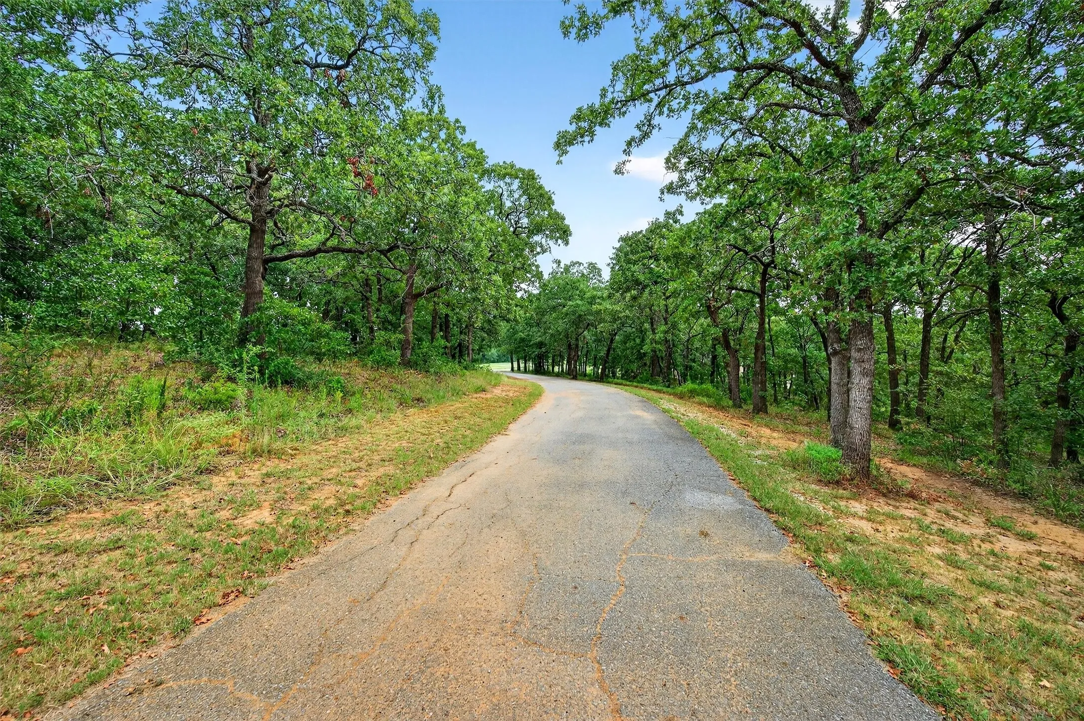 Farm For Sale in Grayson County , 2887 Liberty Road, Gordonville, Texas 76245, 5 Bedroom, 3 Bathroom, 5 Garage spaces, 5,500 Sqft, built in 1990, Preowned, mls#21047375, Real Estate Agent in Gordonville, Homes For Sale in Grayson county, Homes For Sale in Gordonville, Realtor in Gordonville Texas, Real Estate Brokerage Independent Realty Texas, Luminita Cordes Realtor