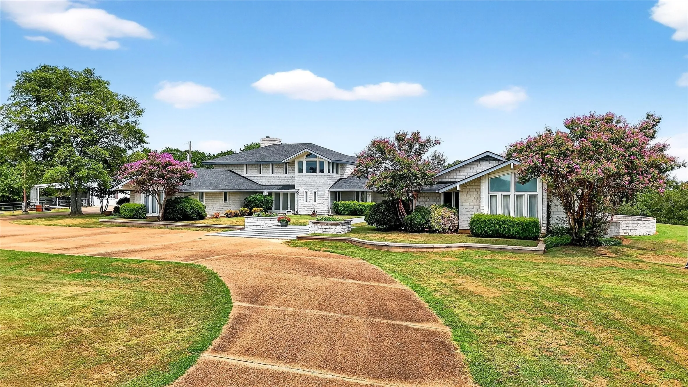 Farm For Sale in Grayson County , 2887 Liberty Road, Gordonville, Texas 76245, 5 Bedroom, 3 Bathroom, 5 Garage spaces, 5,500 Sqft, built in 1990, Preowned, mls#21047375, Real Estate Agent in Gordonville, Homes For Sale in Grayson county, Homes For Sale in Gordonville, Realtor in Gordonville Texas, Real Estate Brokerage Independent Realty Texas, Luminita Cordes Realtor