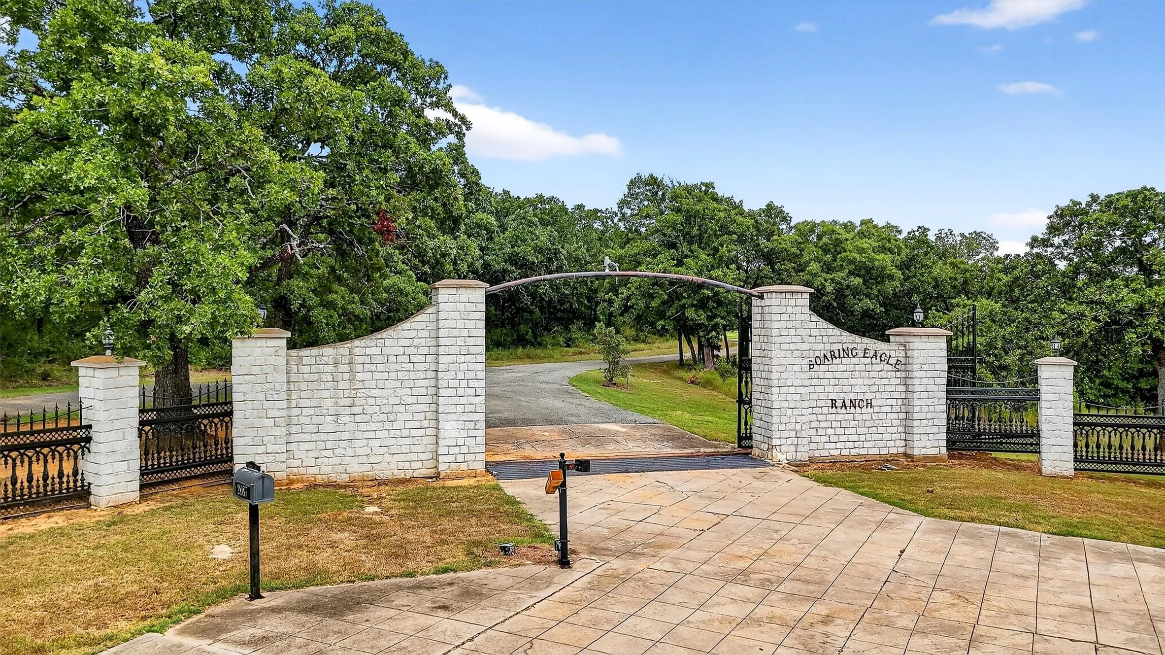Farm For Sale in Grayson County , 2887 Liberty Road, Gordonville, Texas 76245, 5 Bedroom, 3 Bathroom, 5 Garage spaces, 5,500 Sqft, built in 1990, Preowned, mls#21047375, Real Estate Agent in Gordonville, Homes For Sale in Grayson county, Homes For Sale in Gordonville, Realtor in Gordonville Texas, Real Estate Brokerage Independent Realty Texas, Luminita Cordes Realtor