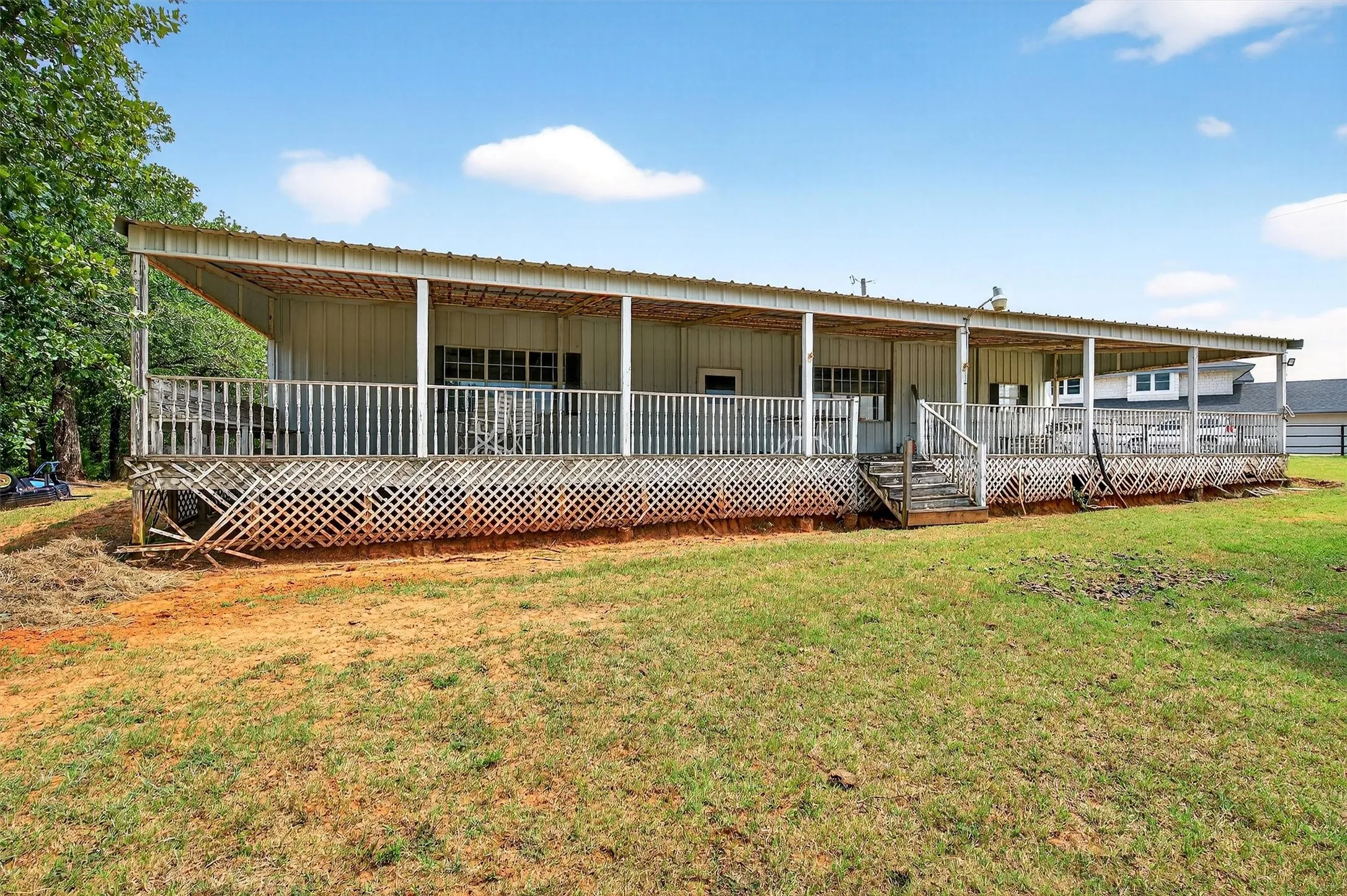 Farm For Sale in Grayson County , 2887 Liberty Road, Gordonville, Texas 76245, 5 Bedroom, 3 Bathroom, 5 Garage spaces, 5,500 Sqft, built in 1990, Preowned, mls#21047375, Real Estate Agent in Gordonville, Homes For Sale in Grayson county, Homes For Sale in Gordonville, Realtor in Gordonville Texas, Real Estate Brokerage Independent Realty Texas, Luminita Cordes Realtor