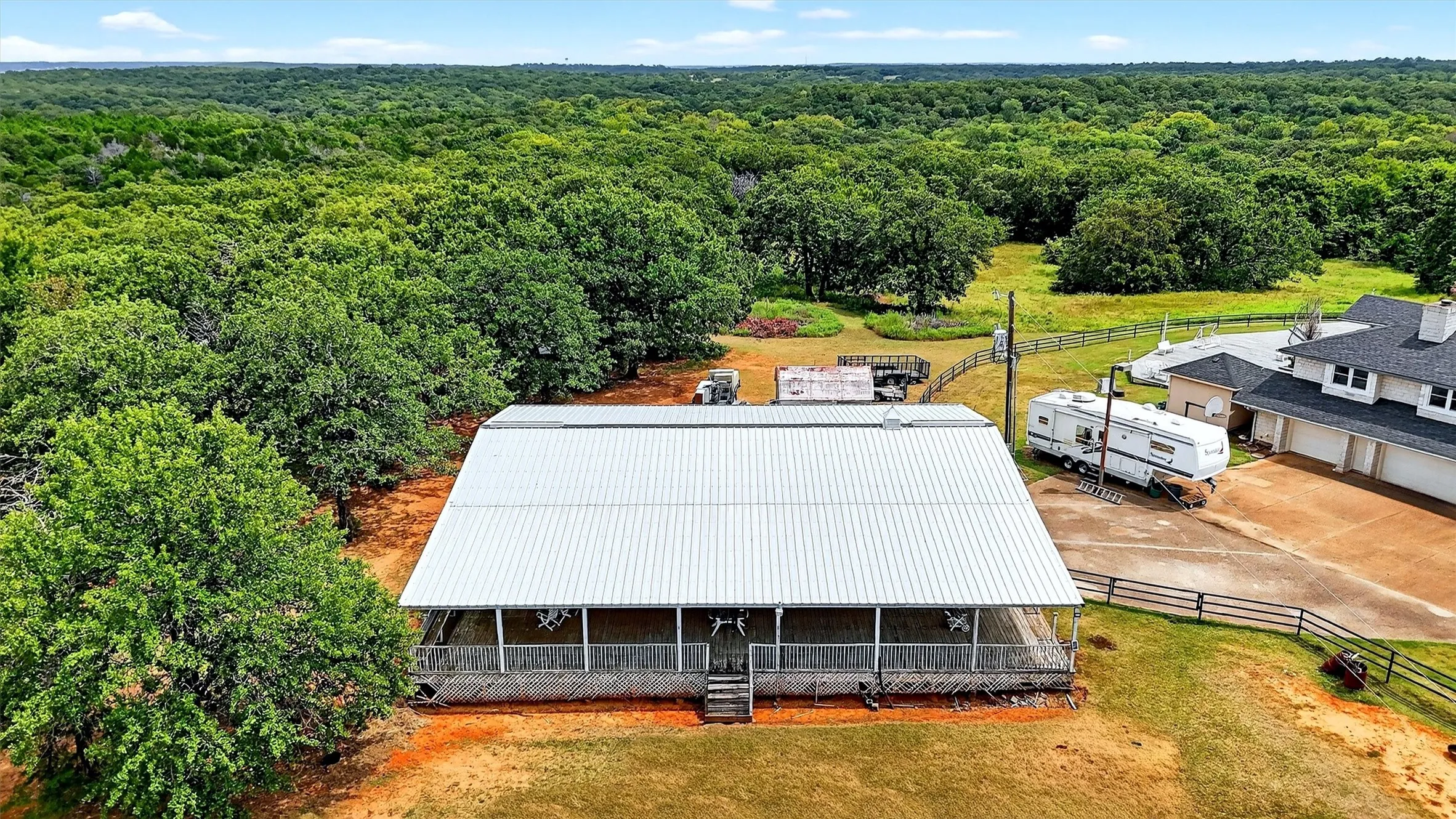 Farm For Sale in Grayson County , 2887 Liberty Road, Gordonville, Texas 76245, 5 Bedroom, 3 Bathroom, 5 Garage spaces, 5,500 Sqft, built in 1990, Preowned, mls#21047375, Real Estate Agent in Gordonville, Homes For Sale in Grayson county, Homes For Sale in Gordonville, Realtor in Gordonville Texas, Real Estate Brokerage Independent Realty Texas, Luminita Cordes Realtor