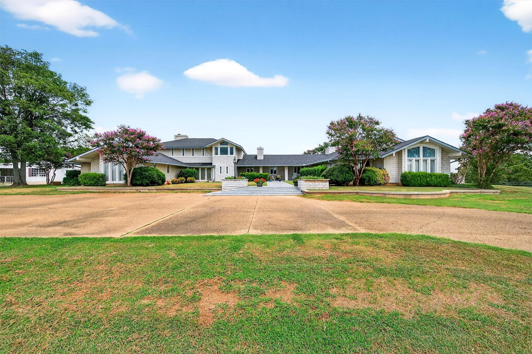 Farm For Sale in Grayson County , 2887 Liberty Road, Gordonville, Texas 76245, 5 Bedroom, 3 Bathroom, 5 Garage spaces, 5,500 Sqft, built in 1990, Preowned, mls#21047375, Real Estate Agent in Gordonville, Homes For Sale in Grayson county, Homes For Sale in Gordonville, Realtor in Gordonville Texas, Real Estate Brokerage Independent Realty Texas, Luminita Cordes Realtor
