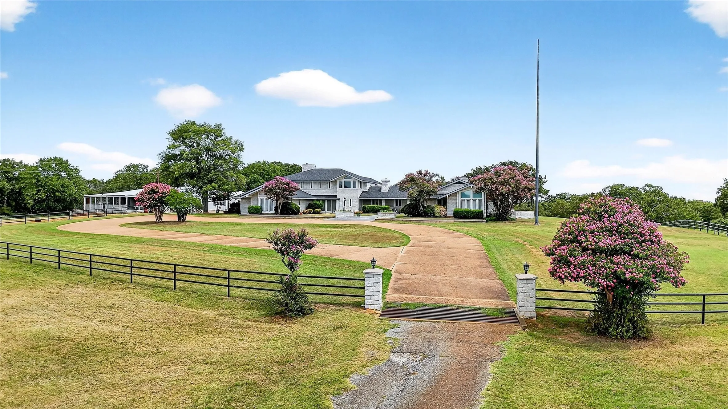 Farm For Sale in Grayson County , 2887 Liberty Road, Gordonville, Texas 76245, 5 Bedroom, 3 Bathroom, 5 Garage spaces, 5,500 Sqft, built in 1990, Preowned, mls#21047375, Real Estate Agent in Gordonville, Homes For Sale in Grayson county, Homes For Sale in Gordonville, Realtor in Gordonville Texas, Real Estate Brokerage Independent Realty Texas, Luminita Cordes Realtor
