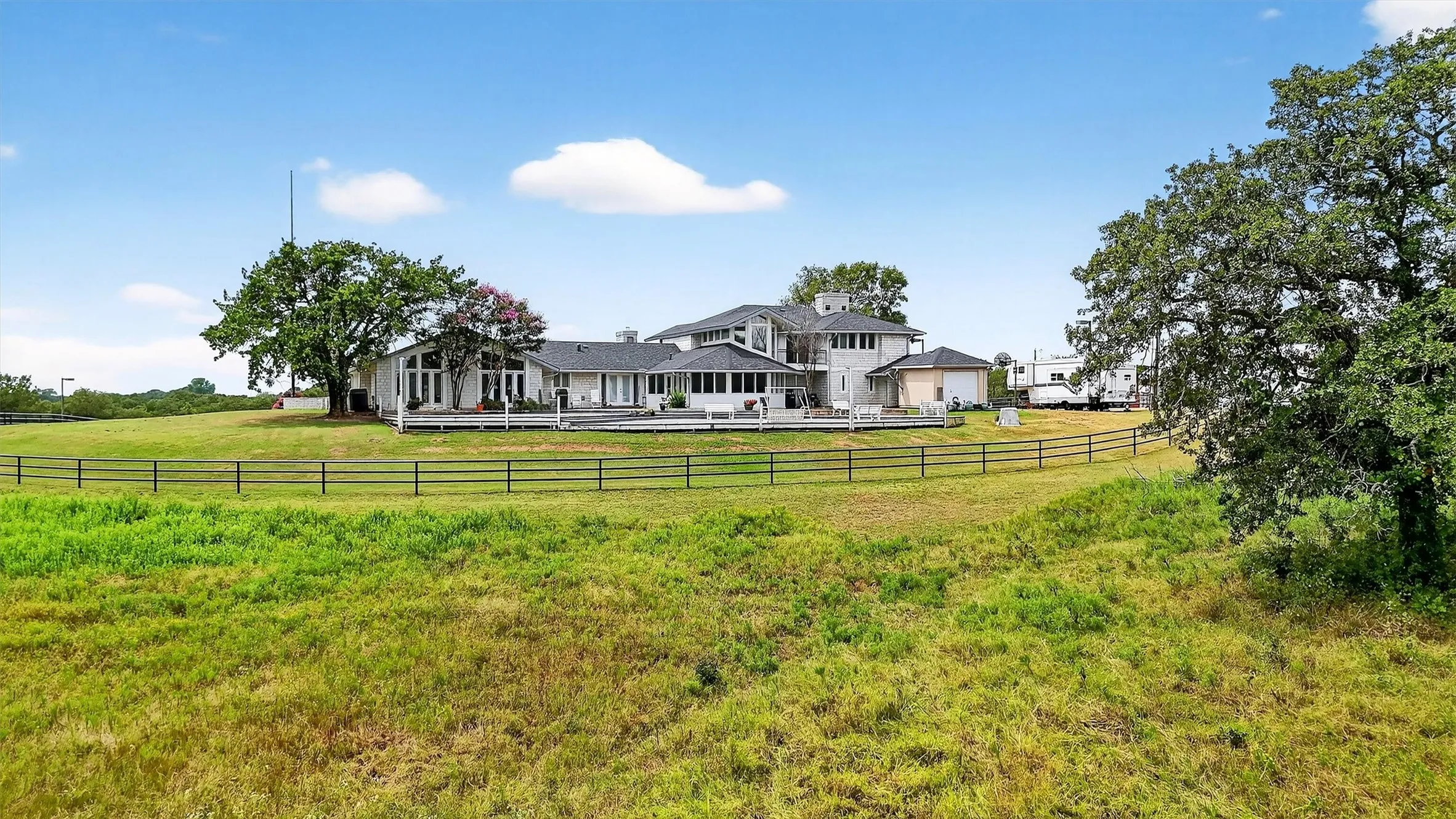 Farm For Sale in Grayson County , 2887 Liberty Road, Gordonville, Texas 76245, 5 Bedroom, 3 Bathroom, 5 Garage spaces, 5,500 Sqft, built in 1990, Preowned, mls#21047375, Real Estate Agent in Gordonville, Homes For Sale in Grayson county, Homes For Sale in Gordonville, Realtor in Gordonville Texas, Real Estate Brokerage Independent Realty Texas, Luminita Cordes Realtor