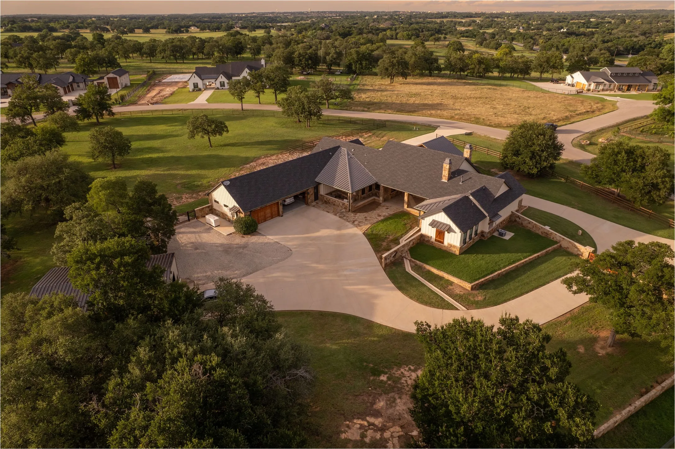 Single Family Residence For Sale in Parker County , 117a Hansma Way, Weatherford, Texas 76087, 4 Bedroom, 5 Bathroom, 4 Garage spaces, 4,809 Sqft, built in 2023, Preowned, mls#21047122, Real Estate Agent in Weatherford, Homes For Sale in Parker county, Homes For Sale in Weatherford, Realtor in Weatherford Texas, Real Estate Brokerage Independent Realty Texas, Luminita Cordes Realtor