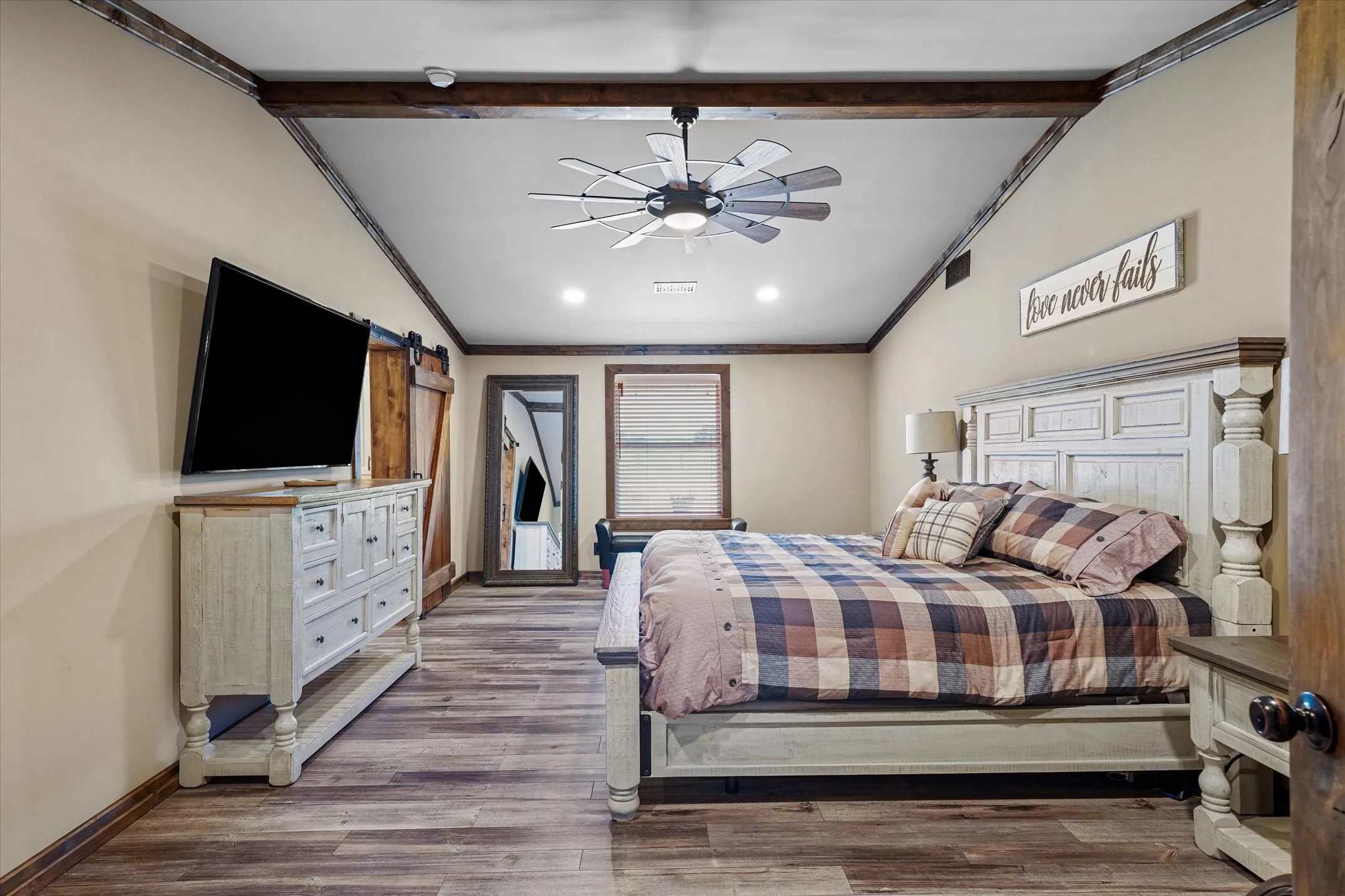 Bedroom featuring a barn door, dark wood-style flooring, ceiling fan, crown molding, and recessed lighting