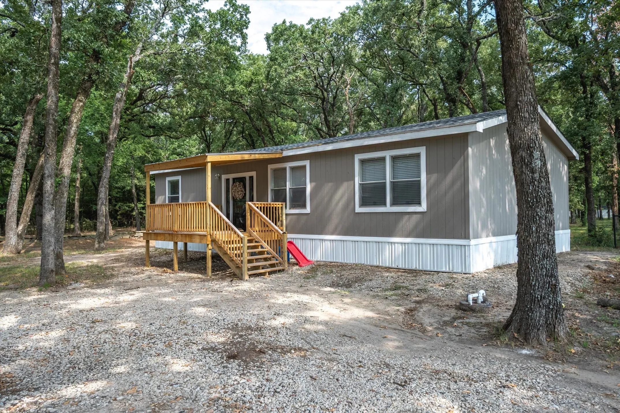 Manufactured / mobile home with view of scattered trees
