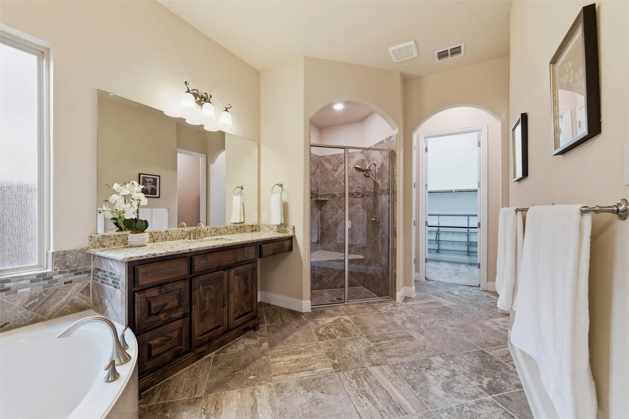 Single Family Residence For Sale in Dallas County , 3815 Wind Cave Bend, Irving, Texas 75063, 4 Bedroom, 5 Bathroom, 2 Garage spaces, 3,608 Sqft, built in 2016, Preowned, mls#21042334, Real Estate Agent in Irving, Homes For Sale in Dallas county, Homes For Sale in Irving, Realtor in Irving Texas, Real Estate Brokerage Independent Realty Texas, Luminita Cordes Realtor