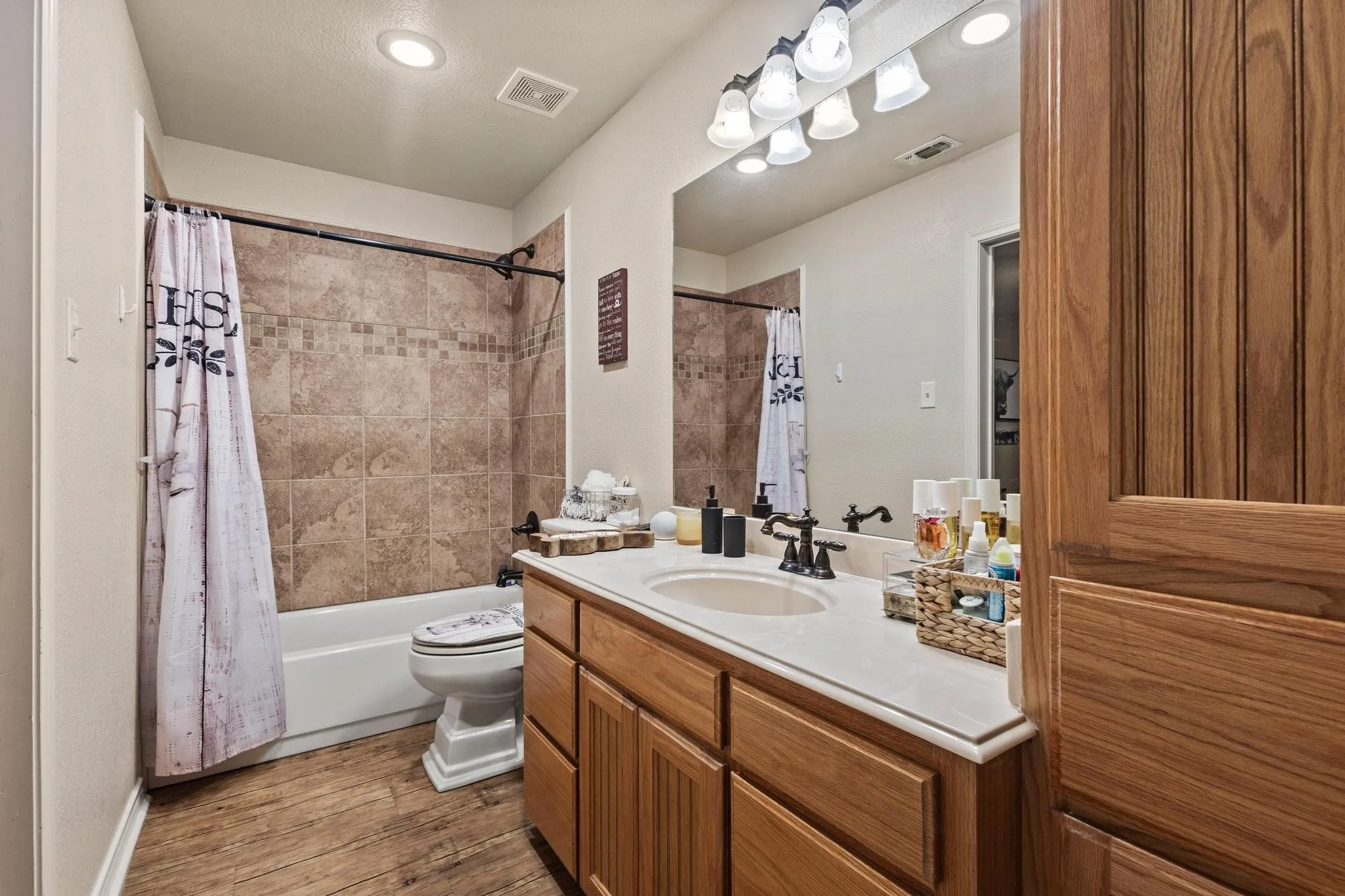 Farm For Sale in Hunt County , 5285 County Road 3226, Lone Oak, Texas 75453, 3 Bedrooms, 2 Bathrooms, Garage spaces, 1,914 Sqft, built in 2007, Preowned, Price $599,000, mls#21050353, Real Estate Agent in Lone Oak, Homes For Sale in Hunt county, Homes For Sale in Lone Oak, Realtor in Lone Oak Texas, Real Estate Brokerage Independent Realty Texas, Luminita Cordes Realtor