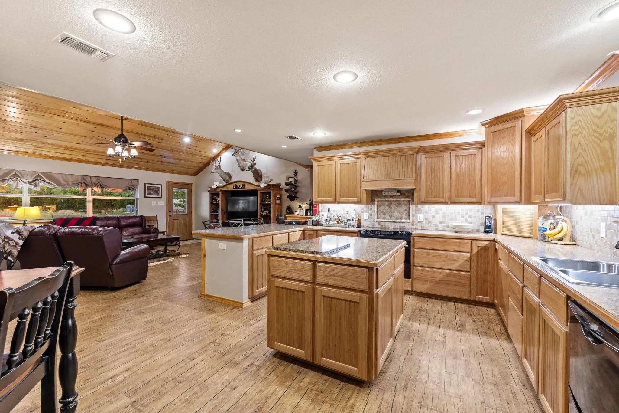 Farm For Sale in Hunt County , 5285 County Road 3226, Lone Oak, Texas 75453, 3 Bedrooms, 2 Bathrooms, Garage spaces, 1,914 Sqft, built in 2007, Preowned, Price $599,000, mls#21050353, Real Estate Agent in Lone Oak, Homes For Sale in Hunt county, Homes For Sale in Lone Oak, Realtor in Lone Oak Texas, Real Estate Brokerage Independent Realty Texas, Luminita Cordes Realtor
