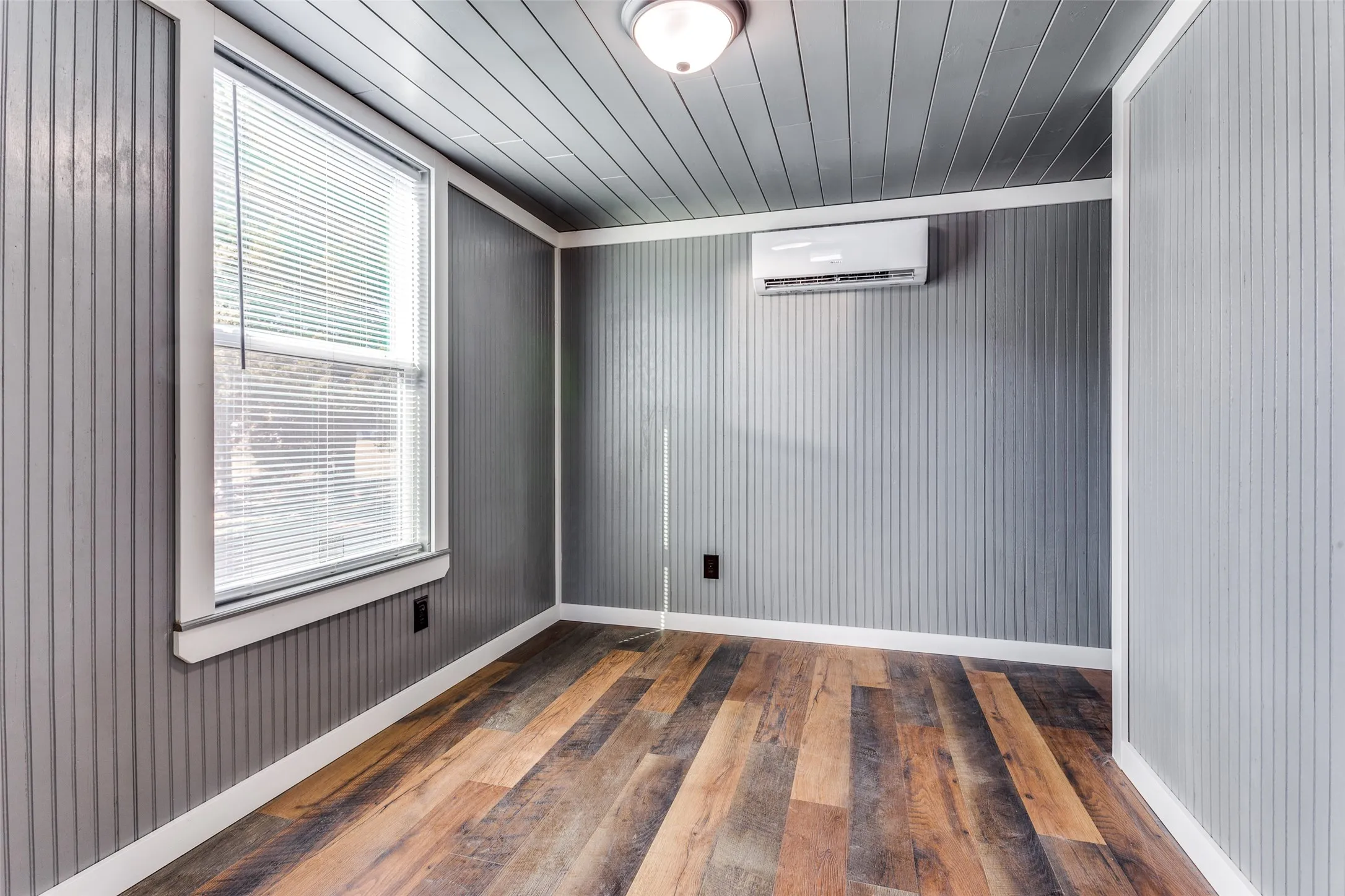 Single Family Residence For Rent in Parker County , 5001 Knob Hill Road D2-D5, Azle, Texas 76020, 2 Bedrooms, 1 Bathroom, Garage spaces, 436 Sqft, built in 2022, New Construction - Complete, Price $1,250, mls#21050549, Real Estate Agent in Azle, Homes For Rent in Parker county, Homes For Rent in Azle, Realtor in Azle Texas, Real Estate Brokerage Independent Realty Texas, Luminita Cordes Realtor