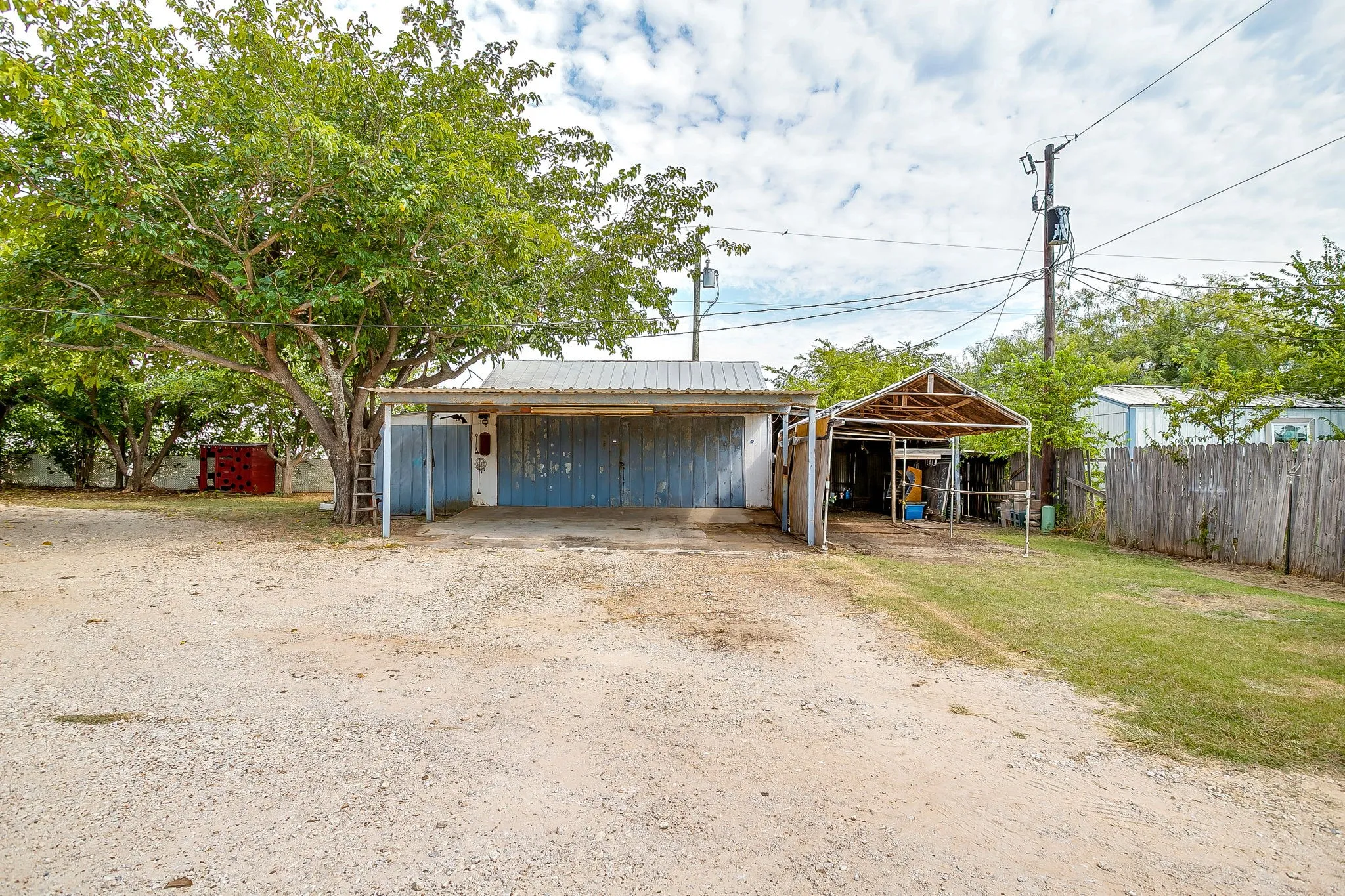 Single Family Residence For Sale in Tarrant County , 1950 Kiowa Lance, Crowley, Texas 76036, 3 Bedroom, 2 Bathroom, 2 Garage spaces, 2,040 Sqft, built in 1965, Preowned, mls#21048285, Real Estate Agent in Crowley, Homes For Sale in Tarrant county, Homes For Sale in Crowley, Realtor in Crowley Texas, Real Estate Brokerage Independent Realty Texas, Luminita Cordes Realtor