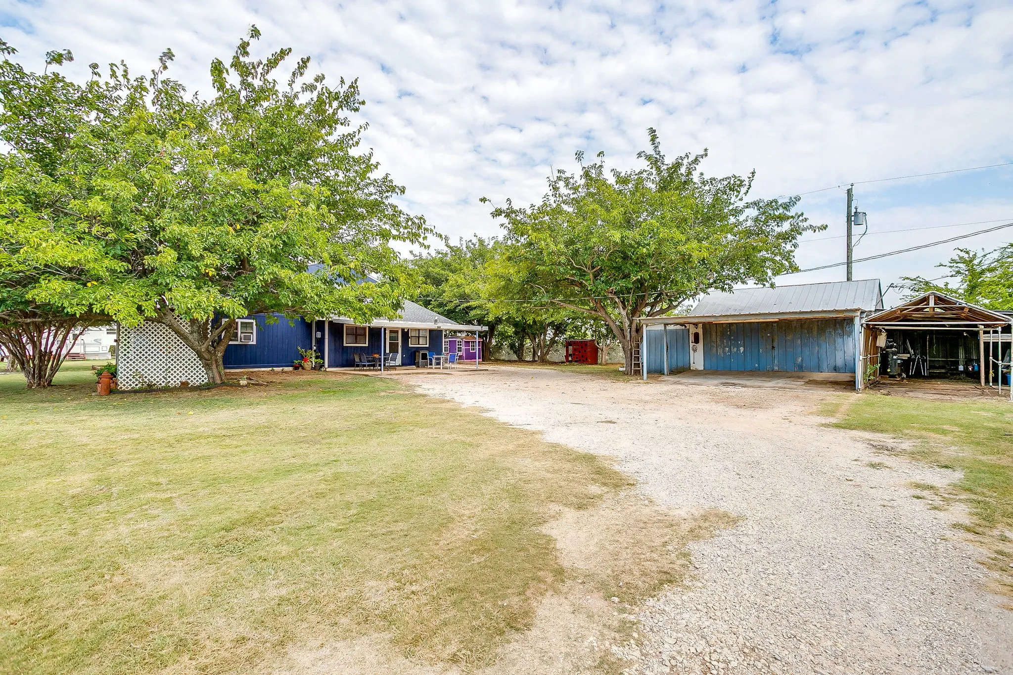 Single Family Residence For Sale in Tarrant County , 1950 Kiowa Lance, Crowley, Texas 76036, 3 Bedroom, 2 Bathroom, 2 Garage spaces, 2,040 Sqft, built in 1965, Preowned, mls#21048285, Real Estate Agent in Crowley, Homes For Sale in Tarrant county, Homes For Sale in Crowley, Realtor in Crowley Texas, Real Estate Brokerage Independent Realty Texas, Luminita Cordes Realtor