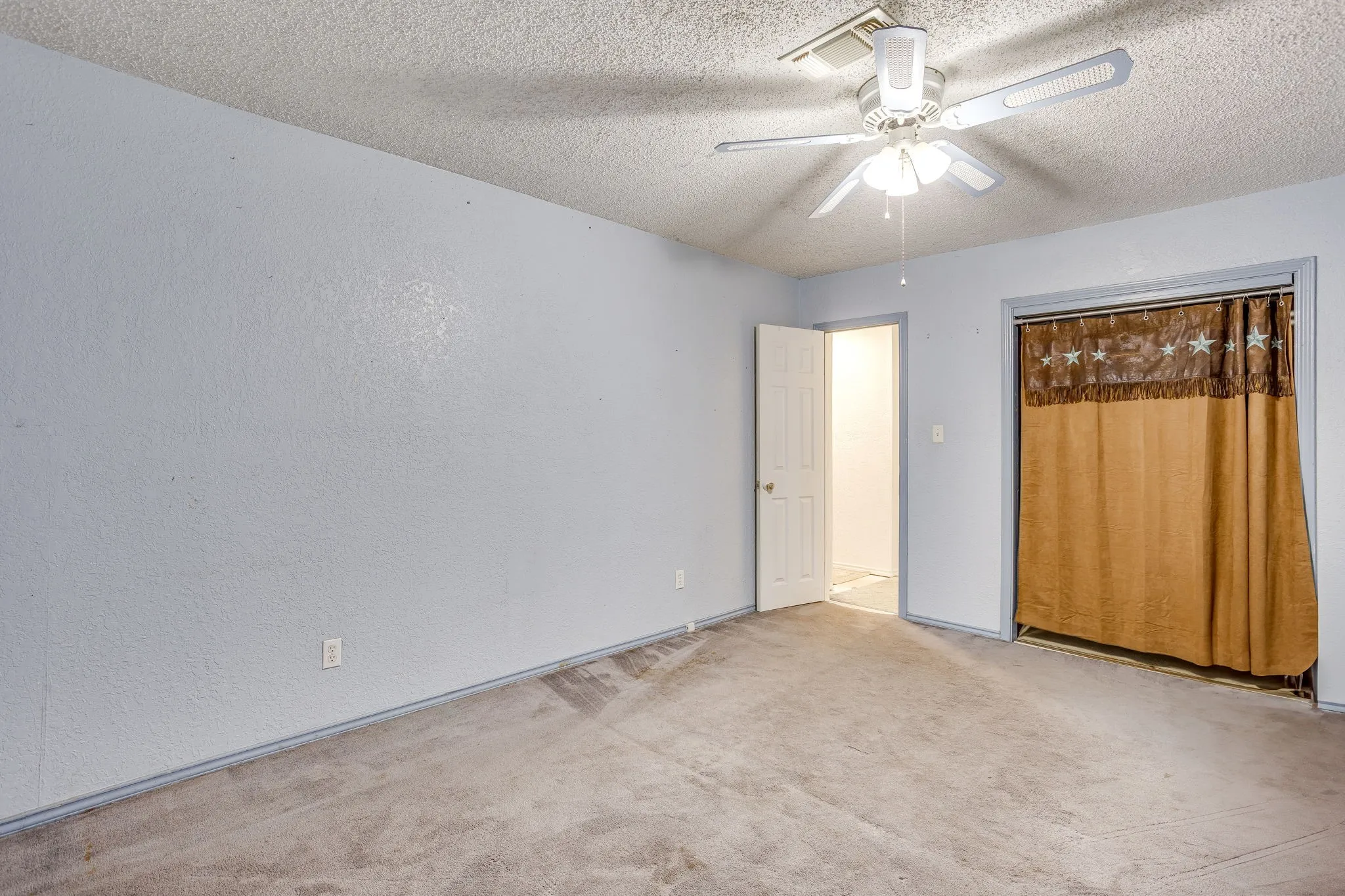 Single Family Residence For Sale in Tarrant County , 1950 Kiowa Lance, Crowley, Texas 76036, 3 Bedroom, 2 Bathroom, 2 Garage spaces, 2,040 Sqft, built in 1965, Preowned, mls#21048285, Real Estate Agent in Crowley, Homes For Sale in Tarrant county, Homes For Sale in Crowley, Realtor in Crowley Texas, Real Estate Brokerage Independent Realty Texas, Luminita Cordes Realtor