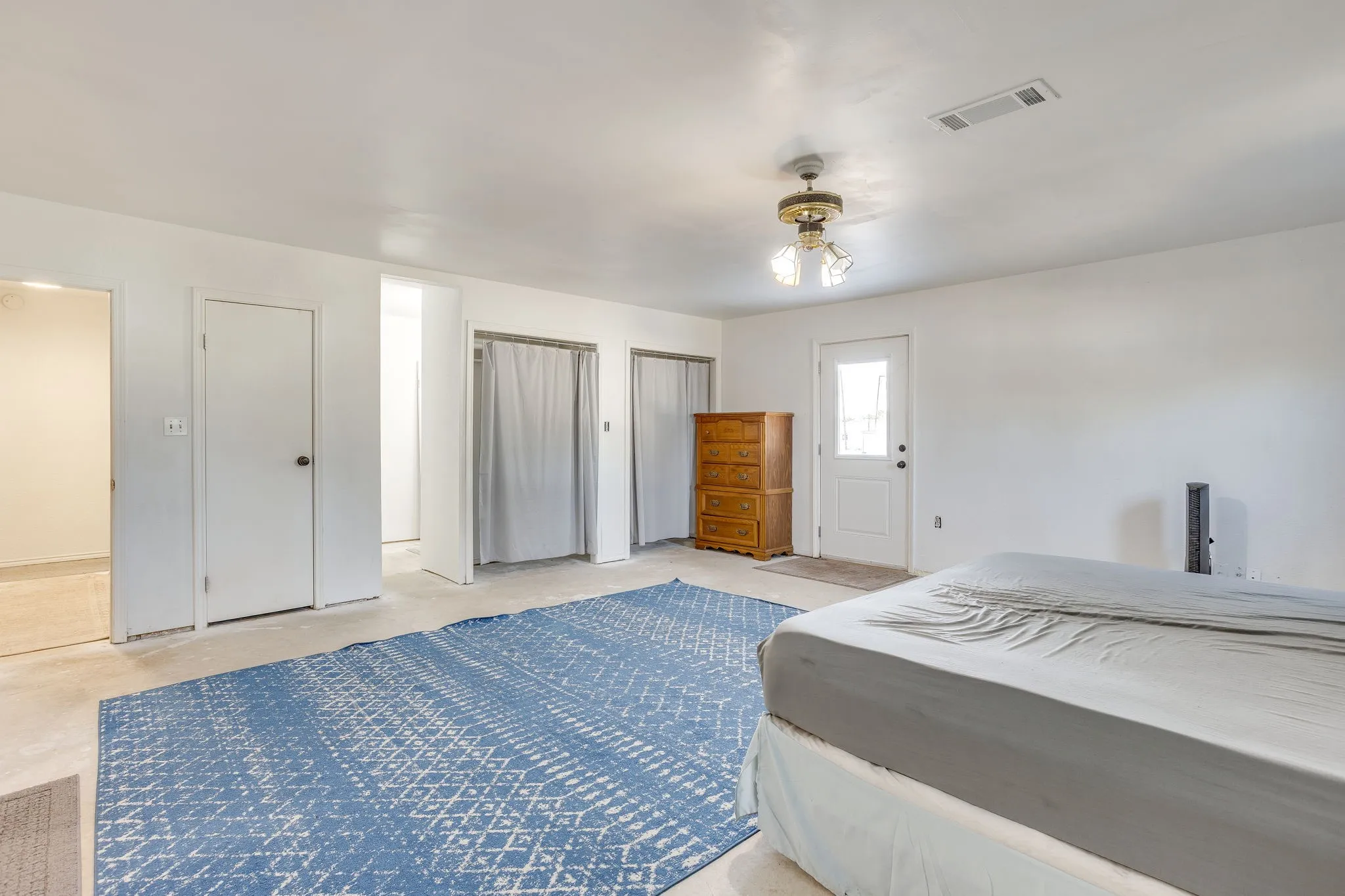 Single Family Residence For Sale in Tarrant County , 1950 Kiowa Lance, Crowley, Texas 76036, 3 Bedroom, 2 Bathroom, 2 Garage spaces, 2,040 Sqft, built in 1965, Preowned, mls#21048285, Real Estate Agent in Crowley, Homes For Sale in Tarrant county, Homes For Sale in Crowley, Realtor in Crowley Texas, Real Estate Brokerage Independent Realty Texas, Luminita Cordes Realtor