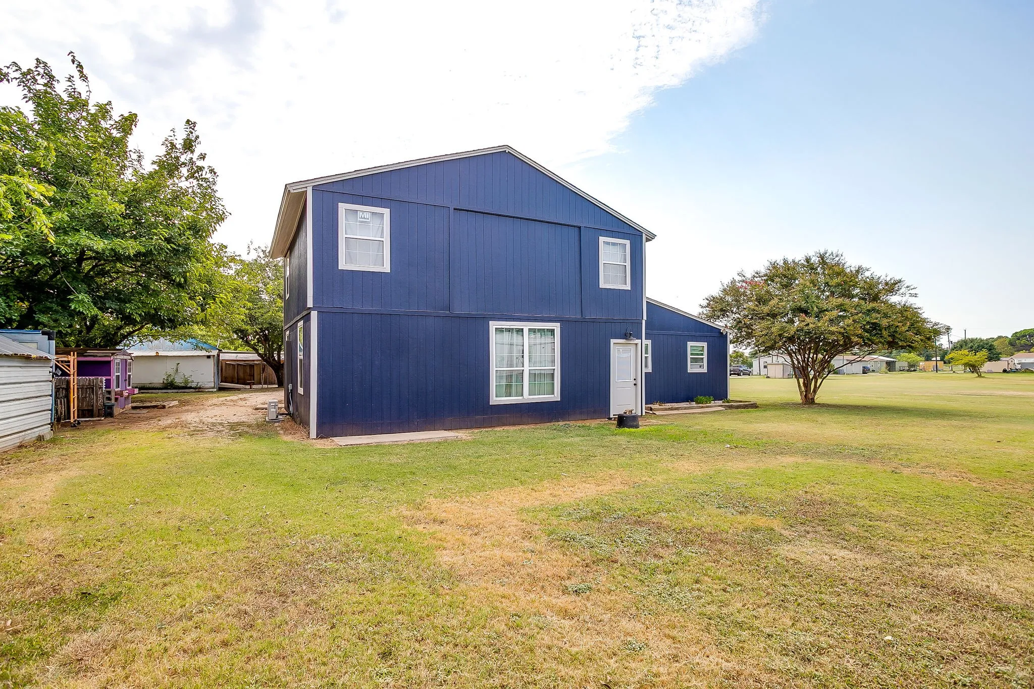 Single Family Residence For Sale in Tarrant County , 1950 Kiowa Lance, Crowley, Texas 76036, 3 Bedroom, 2 Bathroom, 2 Garage spaces, 2,040 Sqft, built in 1965, Preowned, mls#21048285, Real Estate Agent in Crowley, Homes For Sale in Tarrant county, Homes For Sale in Crowley, Realtor in Crowley Texas, Real Estate Brokerage Independent Realty Texas, Luminita Cordes Realtor