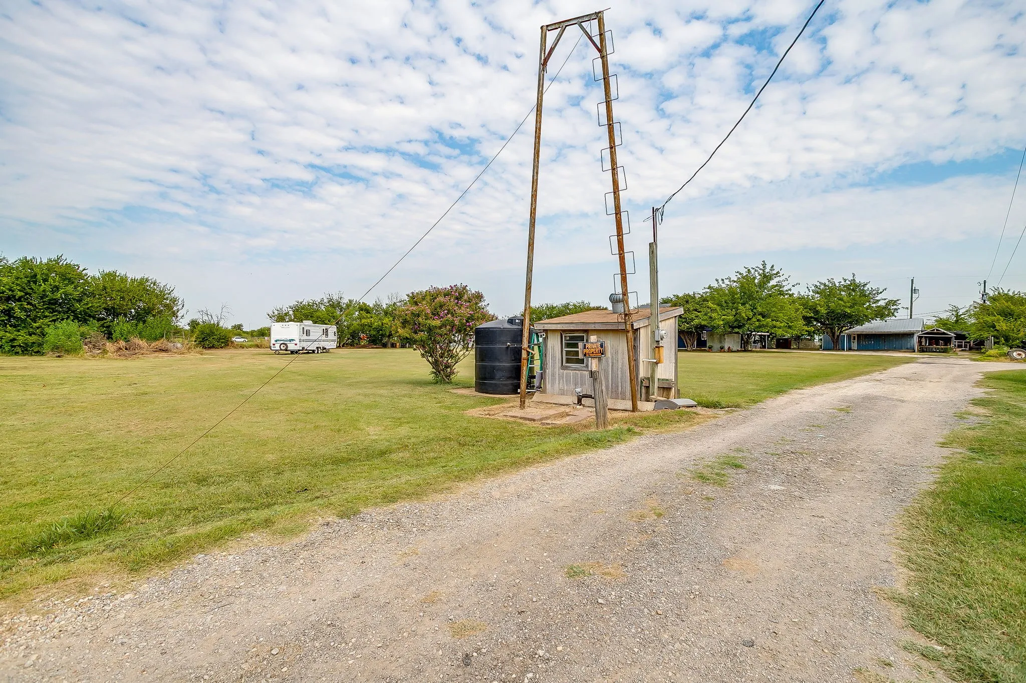 Single Family Residence For Sale in Tarrant County , 1950 Kiowa Lance, Crowley, Texas 76036, 3 Bedroom, 2 Bathroom, 2 Garage spaces, 2,040 Sqft, built in 1965, Preowned, mls#21048285, Real Estate Agent in Crowley, Homes For Sale in Tarrant county, Homes For Sale in Crowley, Realtor in Crowley Texas, Real Estate Brokerage Independent Realty Texas, Luminita Cordes Realtor