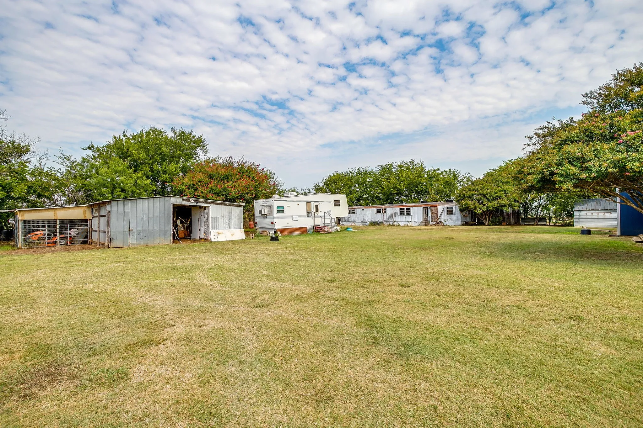 Single Family Residence For Sale in Tarrant County , 1950 Kiowa Lance, Crowley, Texas 76036, 3 Bedroom, 2 Bathroom, 2 Garage spaces, 2,040 Sqft, built in 1965, Preowned, mls#21048285, Real Estate Agent in Crowley, Homes For Sale in Tarrant county, Homes For Sale in Crowley, Realtor in Crowley Texas, Real Estate Brokerage Independent Realty Texas, Luminita Cordes Realtor