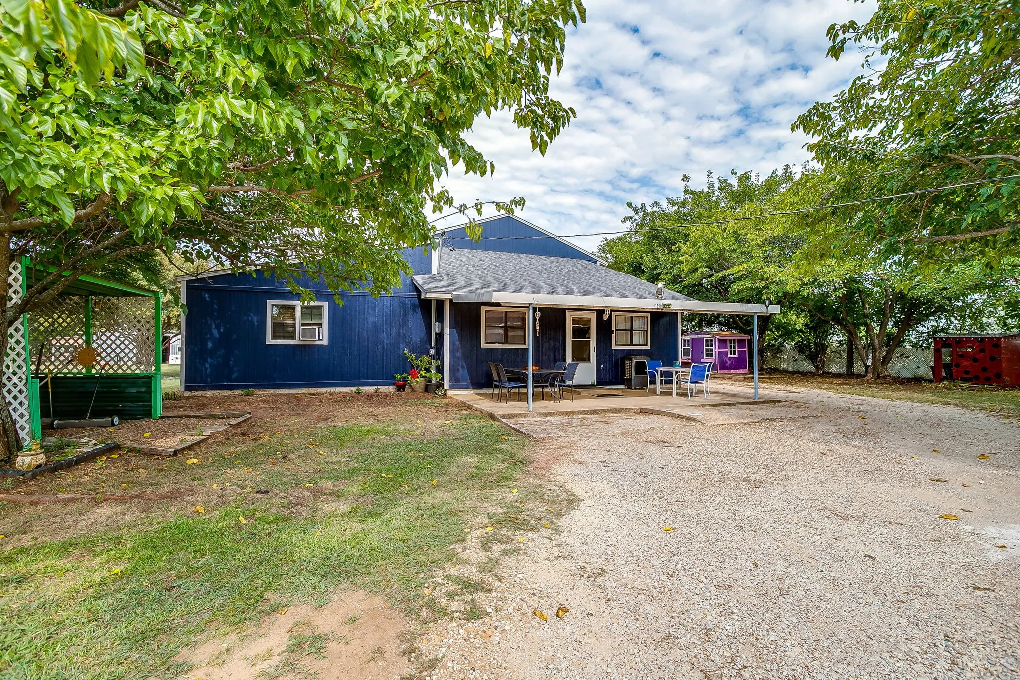 Single Family Residence For Sale in Tarrant County , 1950 Kiowa Lance, Crowley, Texas 76036, 3 Bedroom, 2 Bathroom, 2 Garage spaces, 2,040 Sqft, built in 1965, Preowned, mls#21048285, Real Estate Agent in Crowley, Homes For Sale in Tarrant county, Homes For Sale in Crowley, Realtor in Crowley Texas, Real Estate Brokerage Independent Realty Texas, Luminita Cordes Realtor