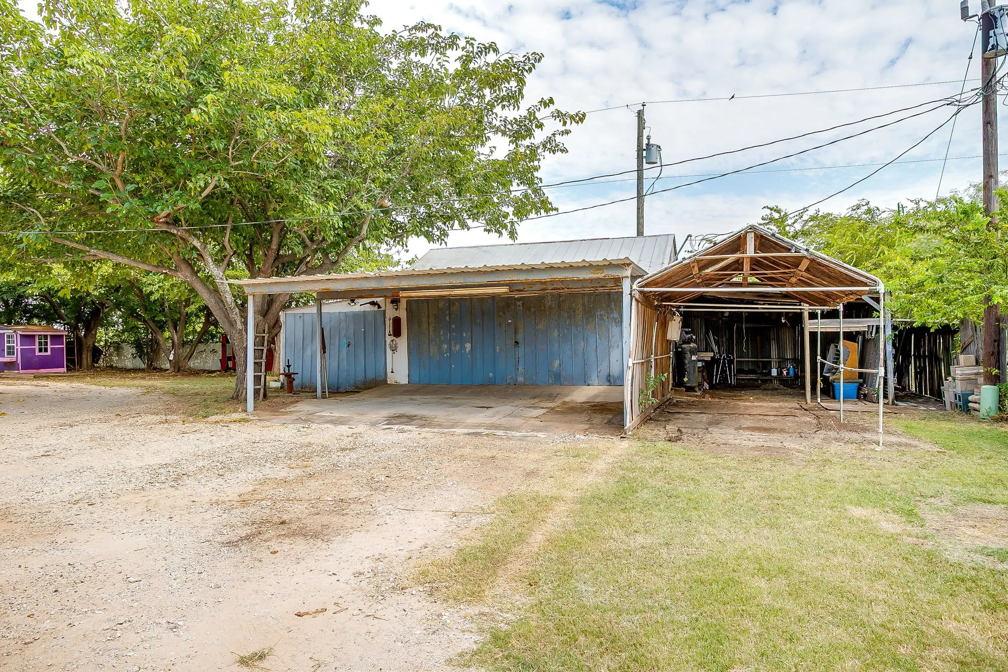 Single Family Residence For Sale in Tarrant County , 1950 Kiowa Lance, Crowley, Texas 76036, 3 Bedroom, 2 Bathroom, 2 Garage spaces, 2,040 Sqft, built in 1965, Preowned, mls#21048285, Real Estate Agent in Crowley, Homes For Sale in Tarrant county, Homes For Sale in Crowley, Realtor in Crowley Texas, Real Estate Brokerage Independent Realty Texas, Luminita Cordes Realtor