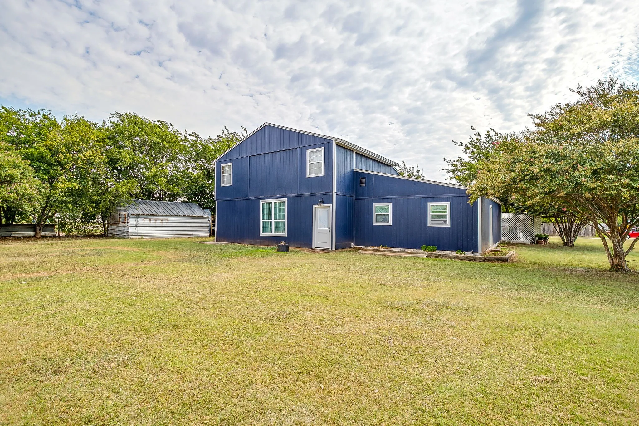 Single Family Residence For Sale in Tarrant County , 1950 Kiowa Lance, Crowley, Texas 76036, 3 Bedroom, 2 Bathroom, 2 Garage spaces, 2,040 Sqft, built in 1965, Preowned, mls#21048285, Real Estate Agent in Crowley, Homes For Sale in Tarrant county, Homes For Sale in Crowley, Realtor in Crowley Texas, Real Estate Brokerage Independent Realty Texas, Luminita Cordes Realtor