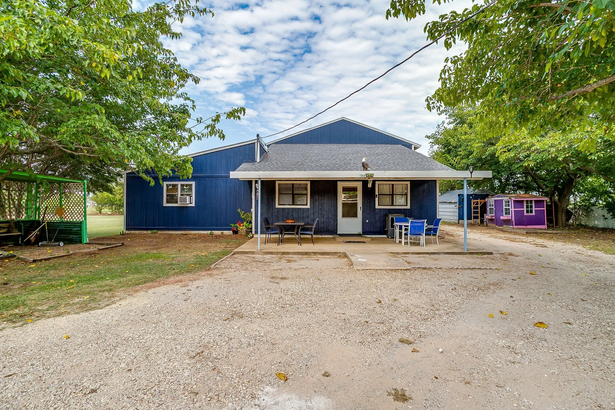 Single Family Residence For Sale in Tarrant County , 1950 Kiowa Lance, Crowley, Texas 76036, 3 Bedroom, 2 Bathroom, 2 Garage spaces, 2,040 Sqft, built in 1965, Preowned, mls#21048285, Real Estate Agent in Crowley, Homes For Sale in Tarrant county, Homes For Sale in Crowley, Realtor in Crowley Texas, Real Estate Brokerage Independent Realty Texas, Luminita Cordes Realtor