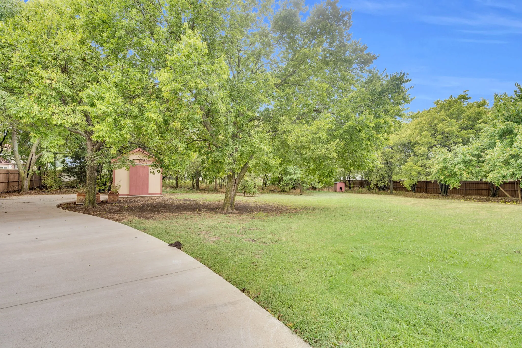 View of yard with a storage shed