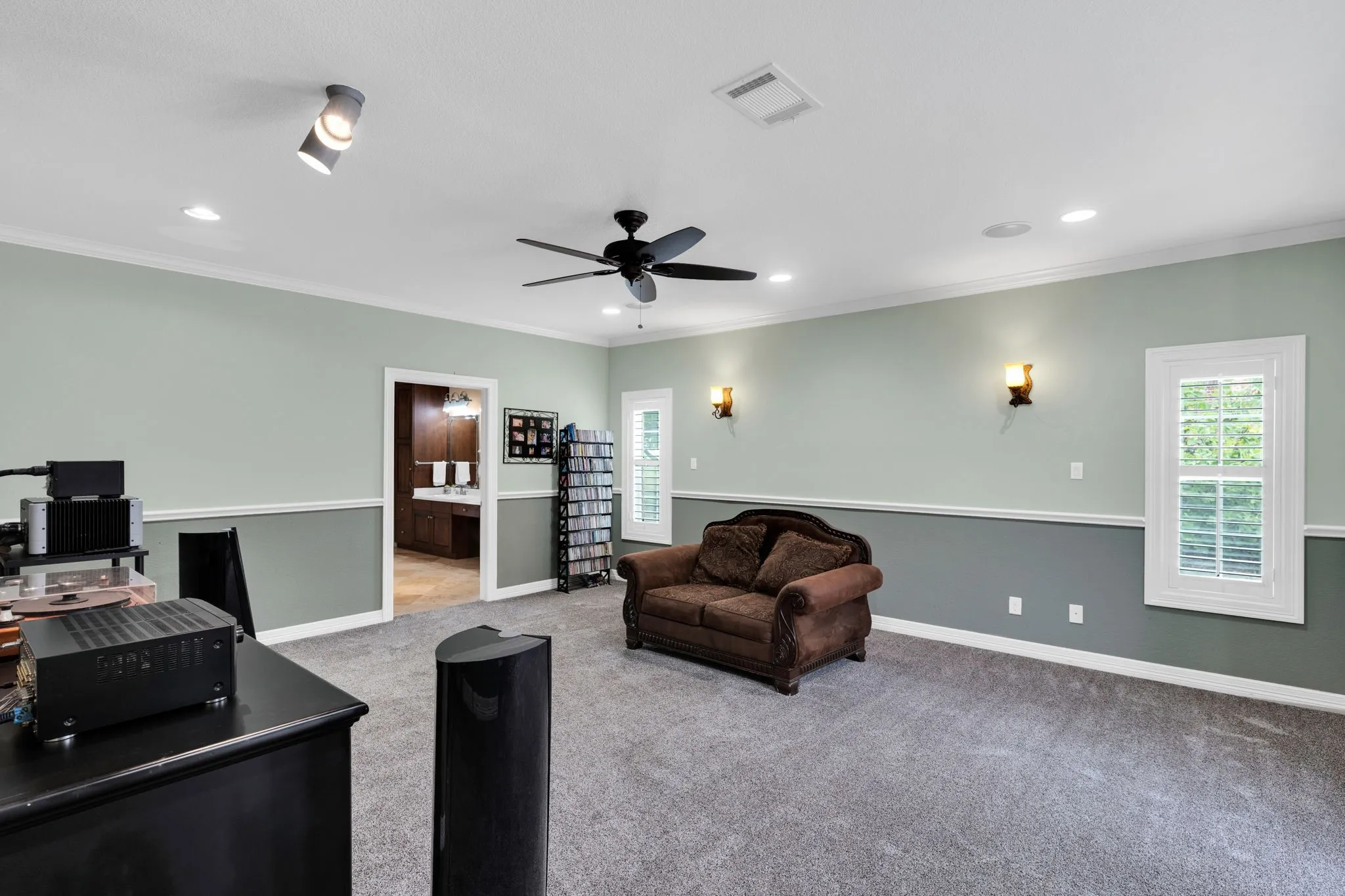 Living room with ornamental molding, light colored carpet, recessed lighting, a desk, and a ceiling fan