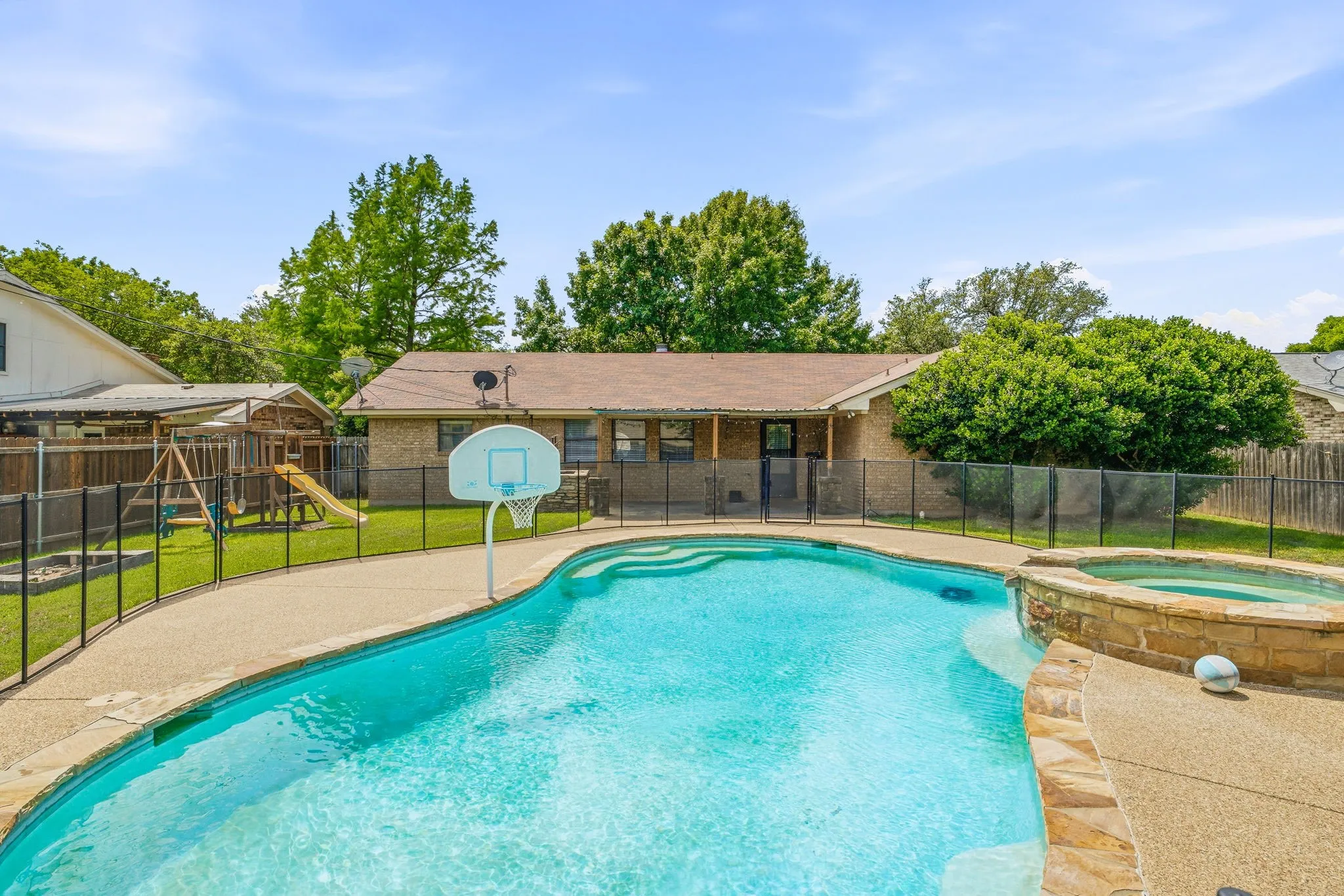 Single Family Residence For Sale in Erath County , 1407 Inglewood Drive, Stephenville, Texas 76401, 3 Bedroom, 2 Bathroom, 2 Garage spaces, 1,635 Sqft, built in 1985, Preowned, mls#21050620, Real Estate Agent in Stephenville, Homes For Sale in Erath county, Homes For Sale in Stephenville, Realtor in Stephenville Texas, Real Estate Brokerage Independent Realty Texas, Luminita Cordes Realtor