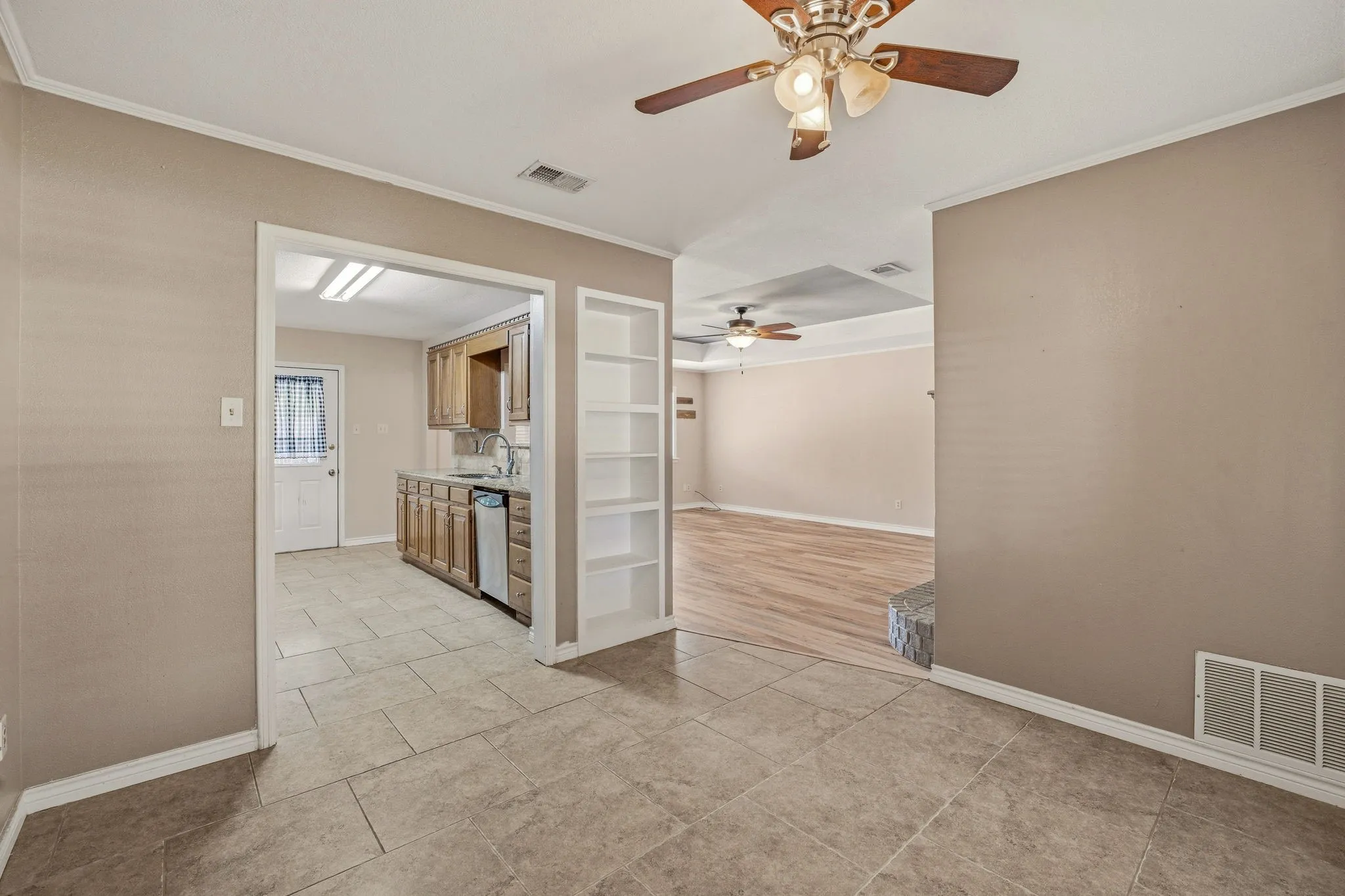 Single Family Residence For Sale in Erath County , 1407 Inglewood Drive, Stephenville, Texas 76401, 3 Bedroom, 2 Bathroom, 2 Garage spaces, 1,635 Sqft, built in 1985, Preowned, mls#21050620, Real Estate Agent in Stephenville, Homes For Sale in Erath county, Homes For Sale in Stephenville, Realtor in Stephenville Texas, Real Estate Brokerage Independent Realty Texas, Luminita Cordes Realtor