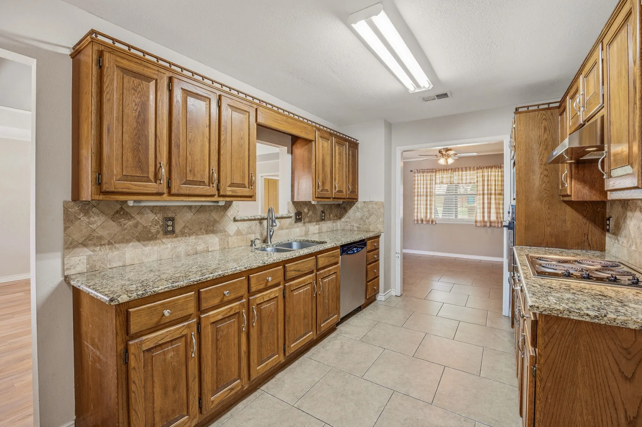 Single Family Residence For Sale in Erath County , 1407 Inglewood Drive, Stephenville, Texas 76401, 3 Bedroom, 2 Bathroom, 2 Garage spaces, 1,635 Sqft, built in 1985, Preowned, mls#21050620, Real Estate Agent in Stephenville, Homes For Sale in Erath county, Homes For Sale in Stephenville, Realtor in Stephenville Texas, Real Estate Brokerage Independent Realty Texas, Luminita Cordes Realtor