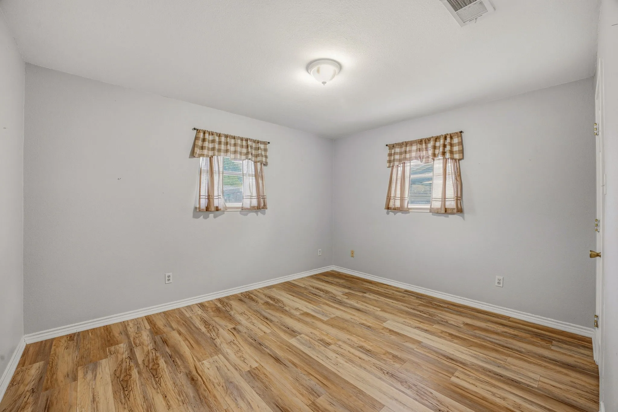 Single Family Residence For Sale in Erath County , 1407 Inglewood Drive, Stephenville, Texas 76401, 3 Bedroom, 2 Bathroom, 2 Garage spaces, 1,635 Sqft, built in 1985, Preowned, mls#21050620, Real Estate Agent in Stephenville, Homes For Sale in Erath county, Homes For Sale in Stephenville, Realtor in Stephenville Texas, Real Estate Brokerage Independent Realty Texas, Luminita Cordes Realtor