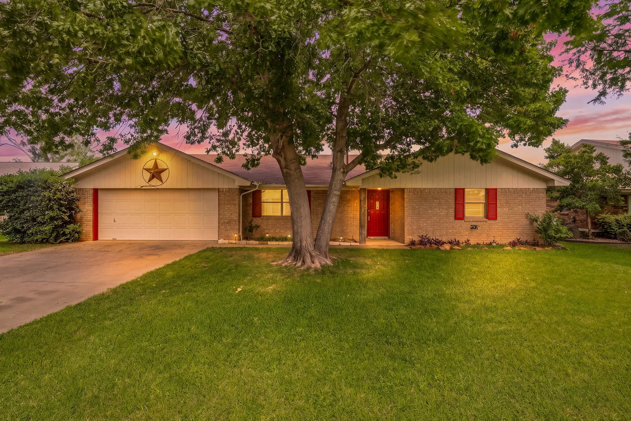 Single Family Residence For Sale in Erath County , 1407 Inglewood Drive, Stephenville, Texas 76401, 3 Bedroom, 2 Bathroom, 2 Garage spaces, 1,635 Sqft, built in 1985, Preowned, mls#21050620, Real Estate Agent in Stephenville, Homes For Sale in Erath county, Homes For Sale in Stephenville, Realtor in Stephenville Texas, Real Estate Brokerage Independent Realty Texas, Luminita Cordes Realtor