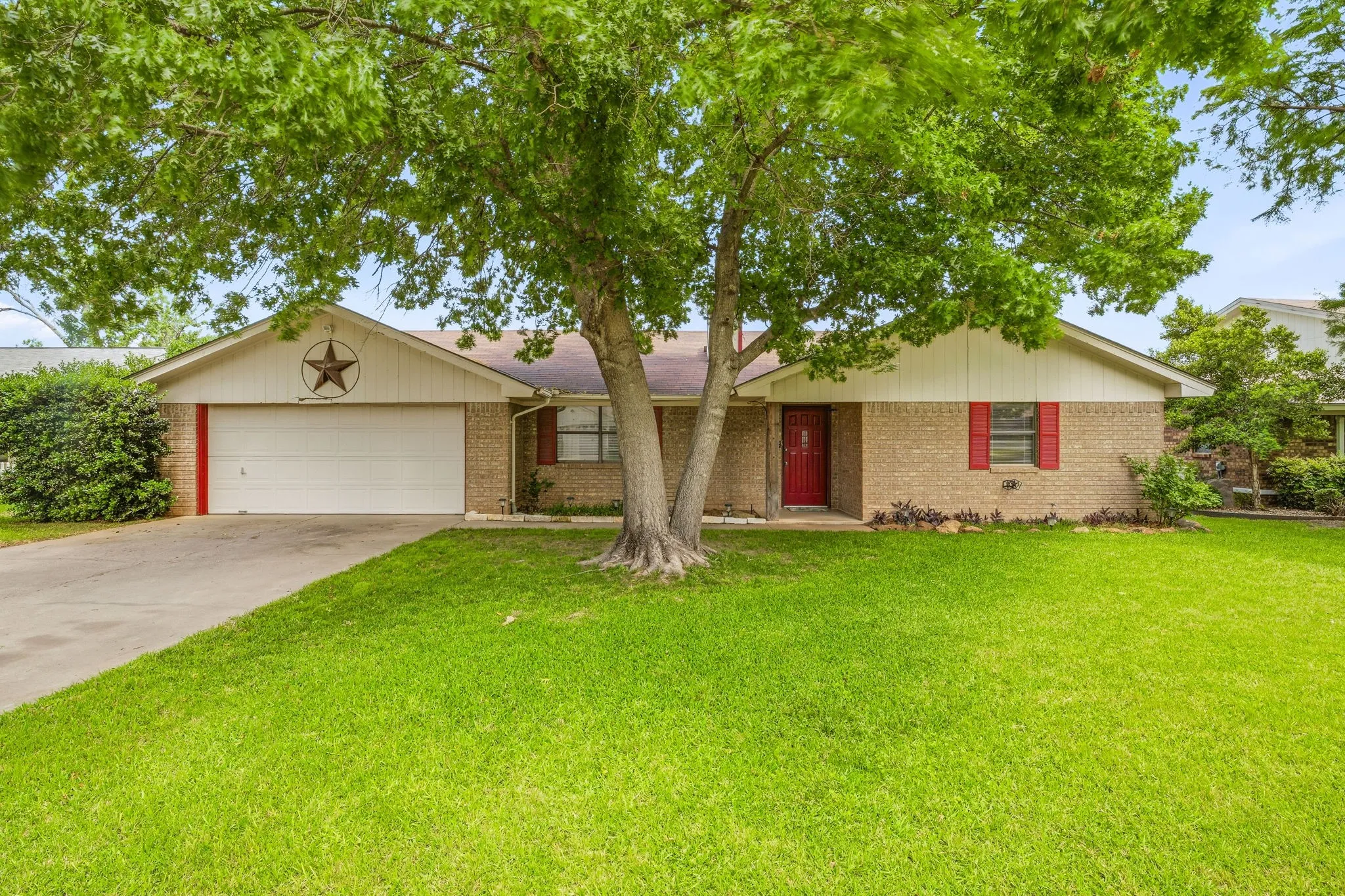 Single Family Residence For Sale in Erath County , 1407 Inglewood Drive, Stephenville, Texas 76401, 3 Bedroom, 2 Bathroom, 2 Garage spaces, 1,635 Sqft, built in 1985, Preowned, mls#21050620, Real Estate Agent in Stephenville, Homes For Sale in Erath county, Homes For Sale in Stephenville, Realtor in Stephenville Texas, Real Estate Brokerage Independent Realty Texas, Luminita Cordes Realtor